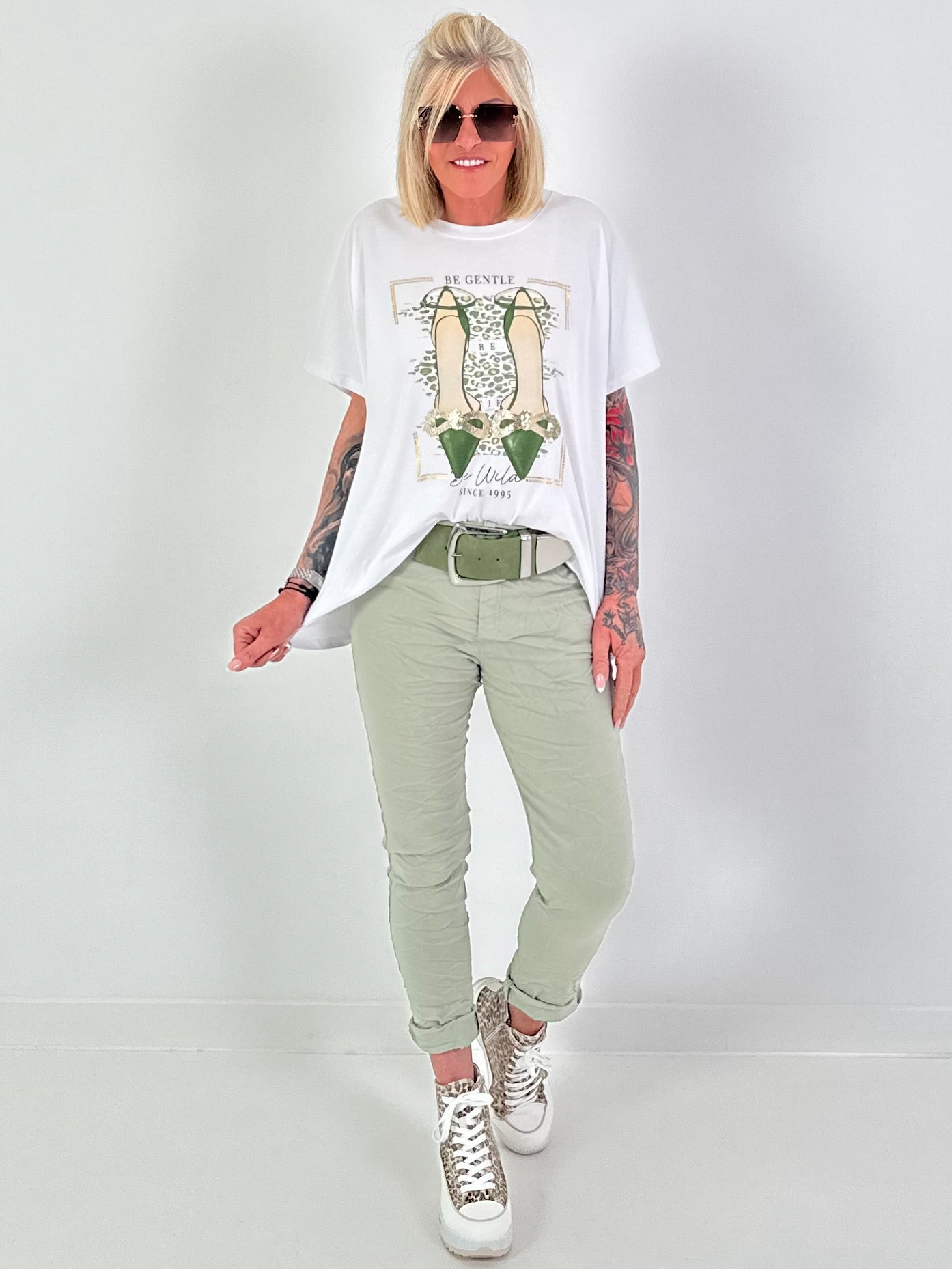 T-Shirt mit Schuhprint - weiss-khaki