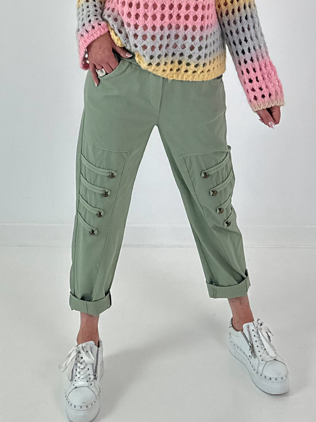 Hose mit elastischem Bund und Knopfdetails - khaki