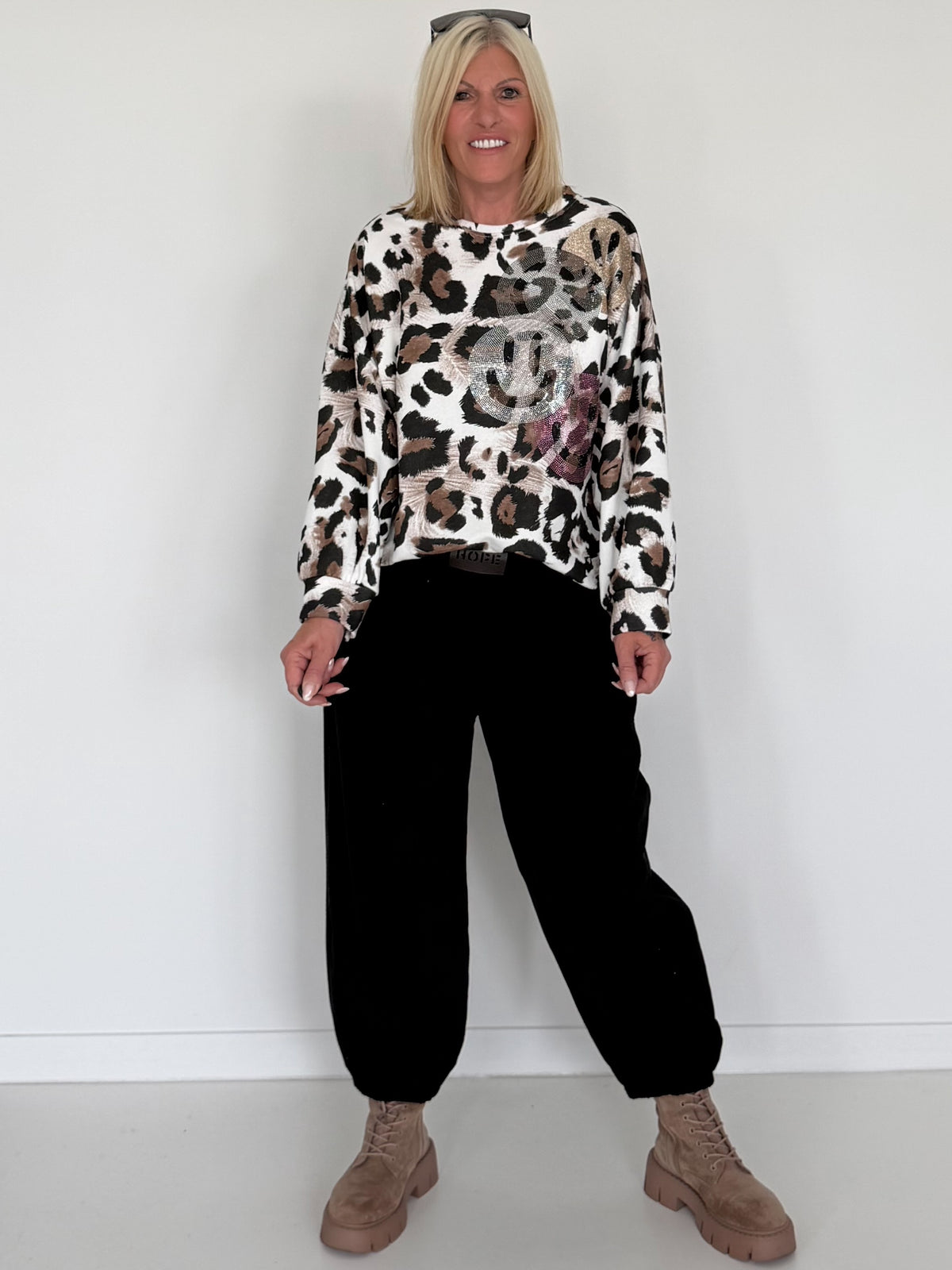 Sweater im Allover-Leo-Print mit Strass- und Glitzer Smileys - weiss-mehrfarbig