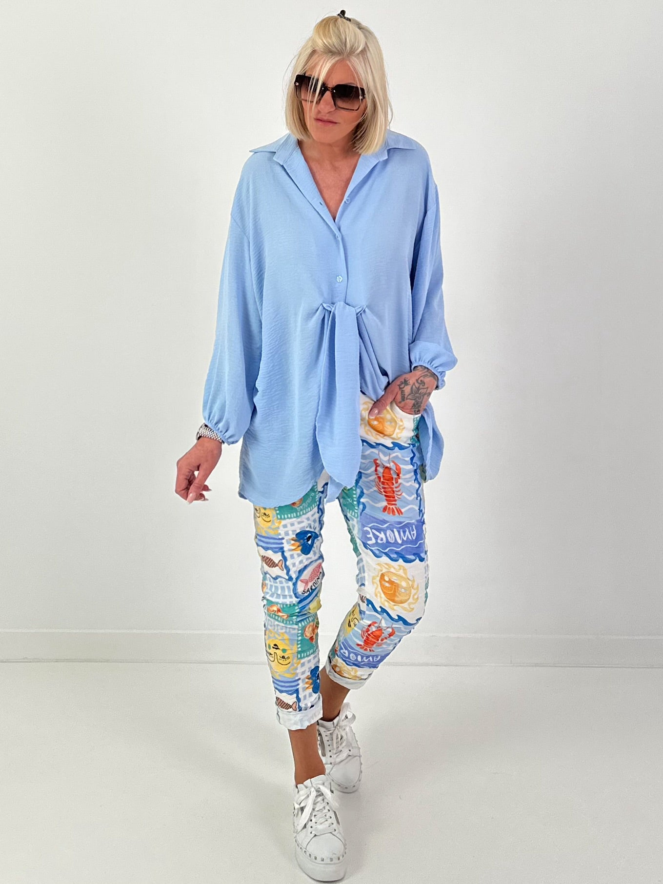 Lange blouse met strikceintuur – lichtblauw