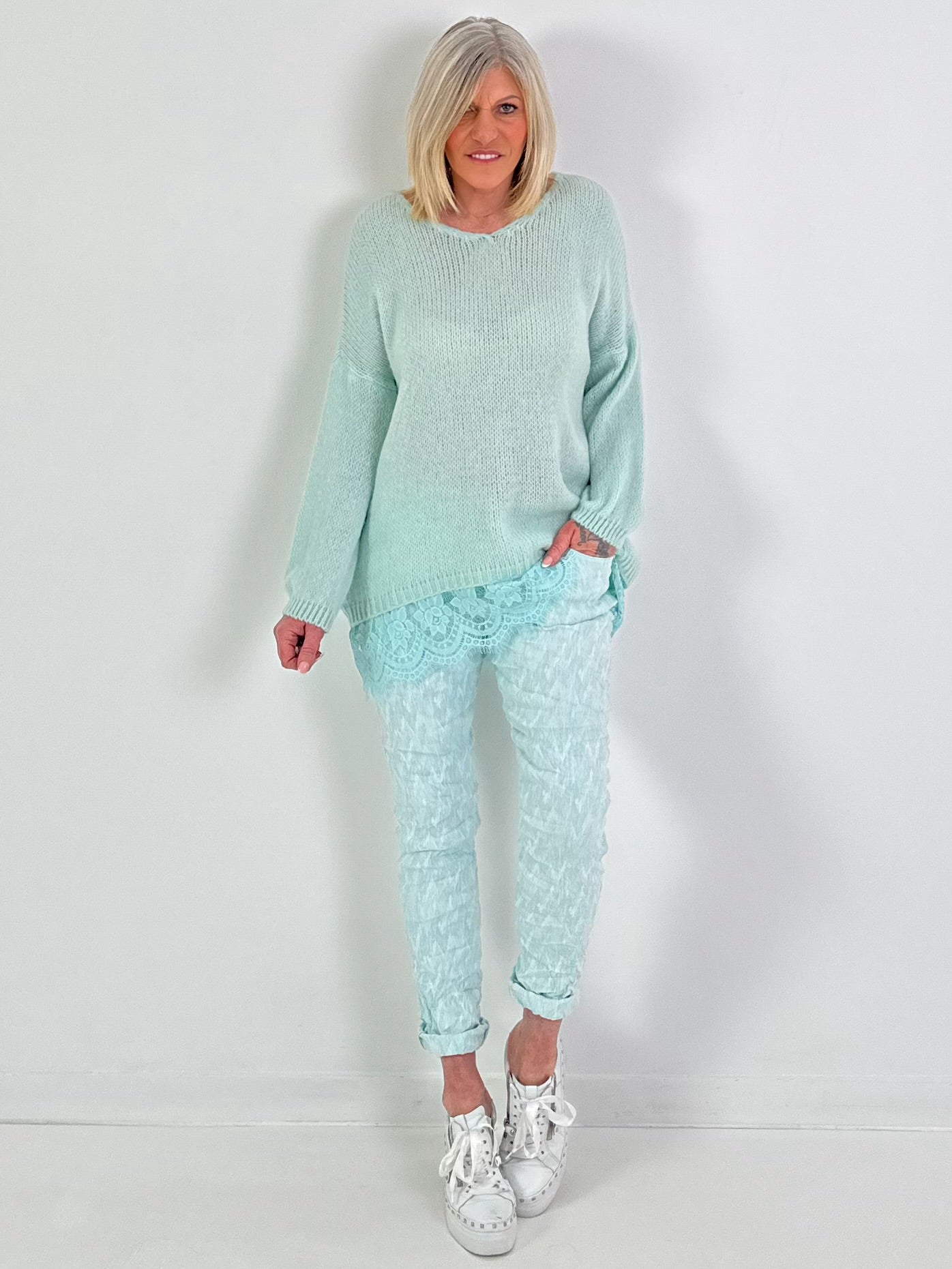 Pullover mit Spitzenrüsche - mint