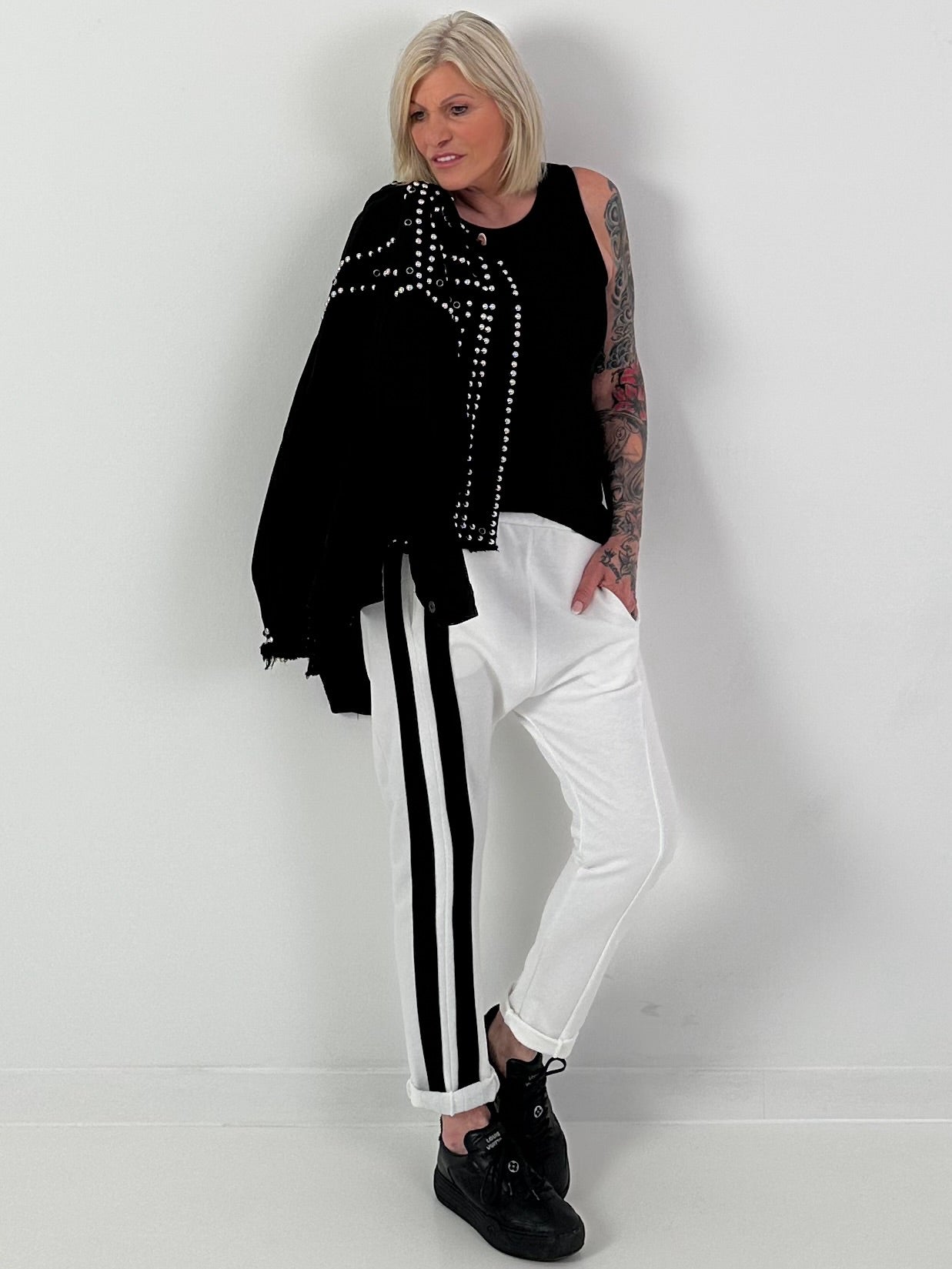 Hose mit seitlich verlaufenden Streifendetails - weiss