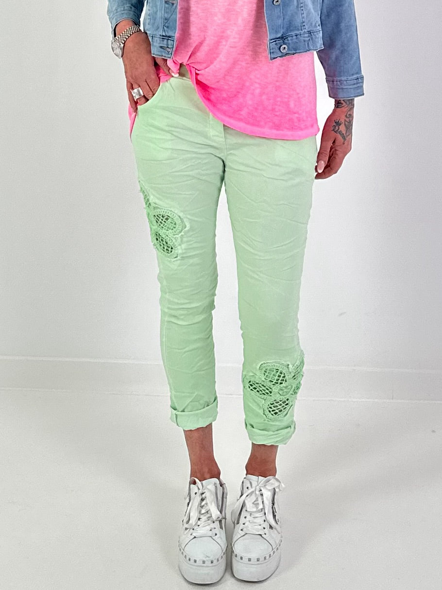 Hose mit eingesetzten Häkelblumen - mint