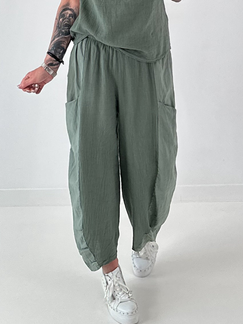 Grobe Hose im Materialmix mit großen Taschen - oliv