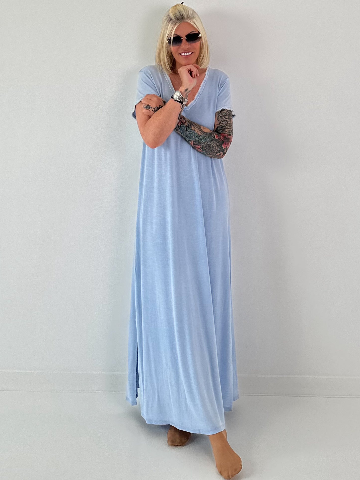 Maxi Kleid mit fransigen Abschlüssen - hellblau