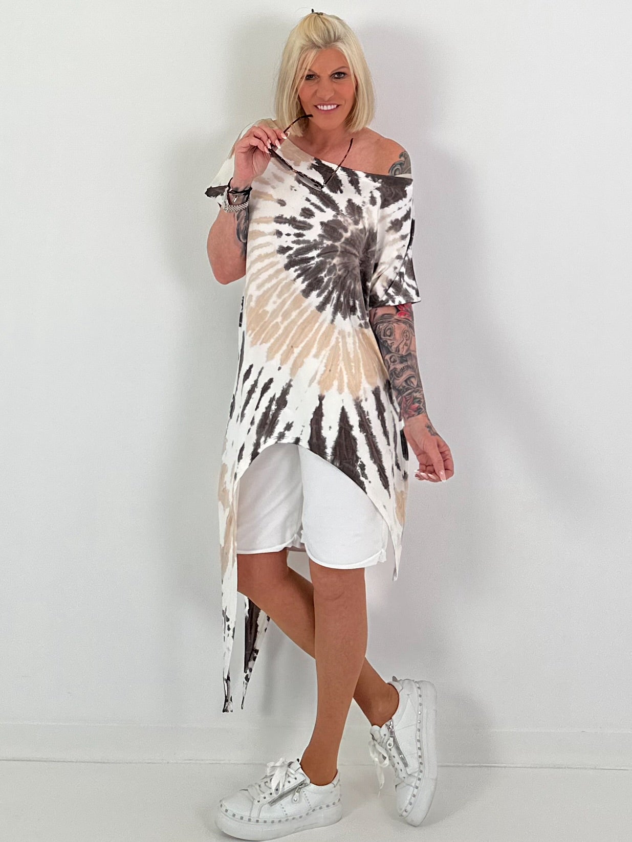 Asymmetrical batik-patterned shirt - white-beige-dark brown