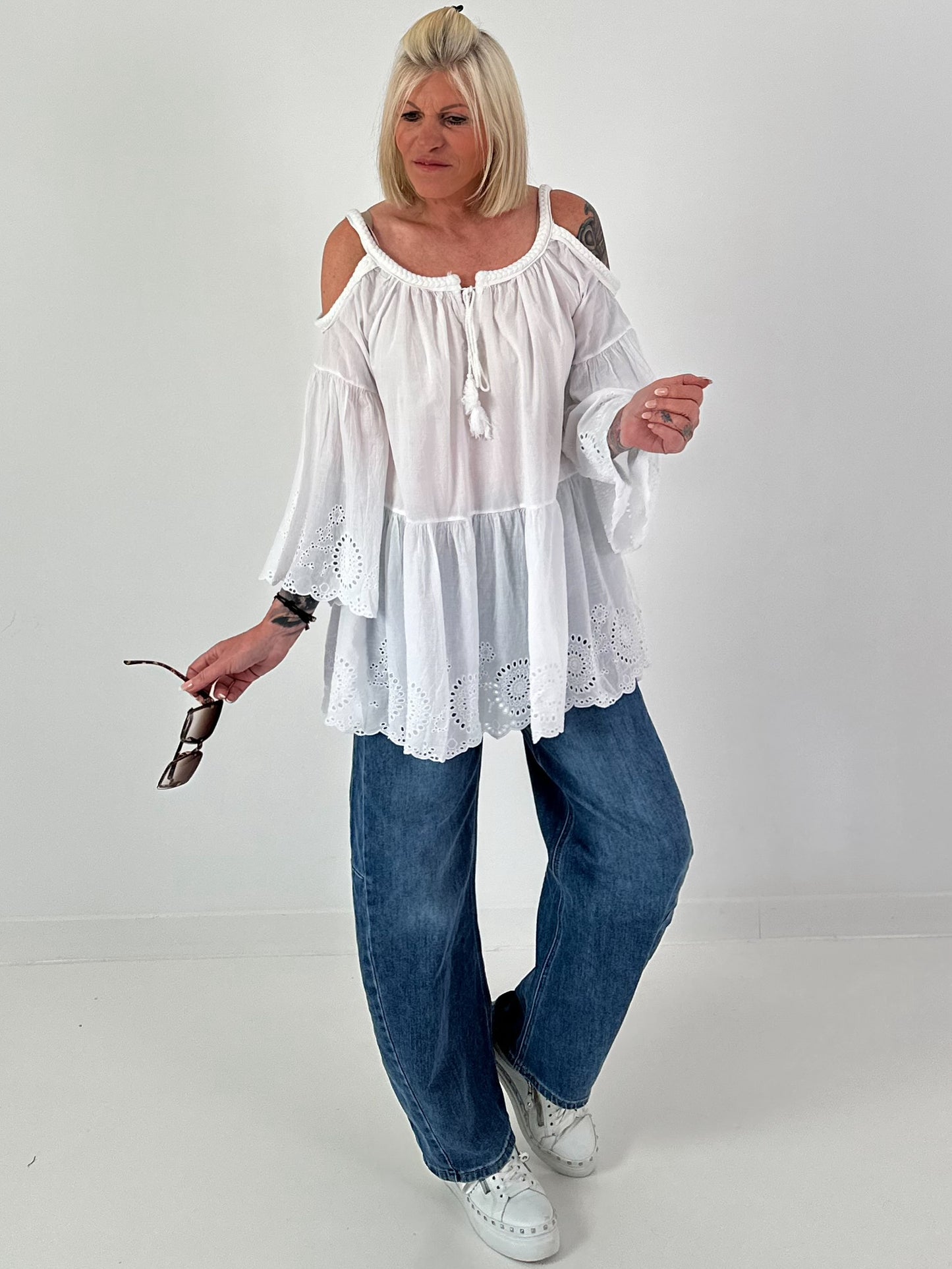 Tunika mit Lochstickerei und Off-Shoulder Cut-Outs - weiss