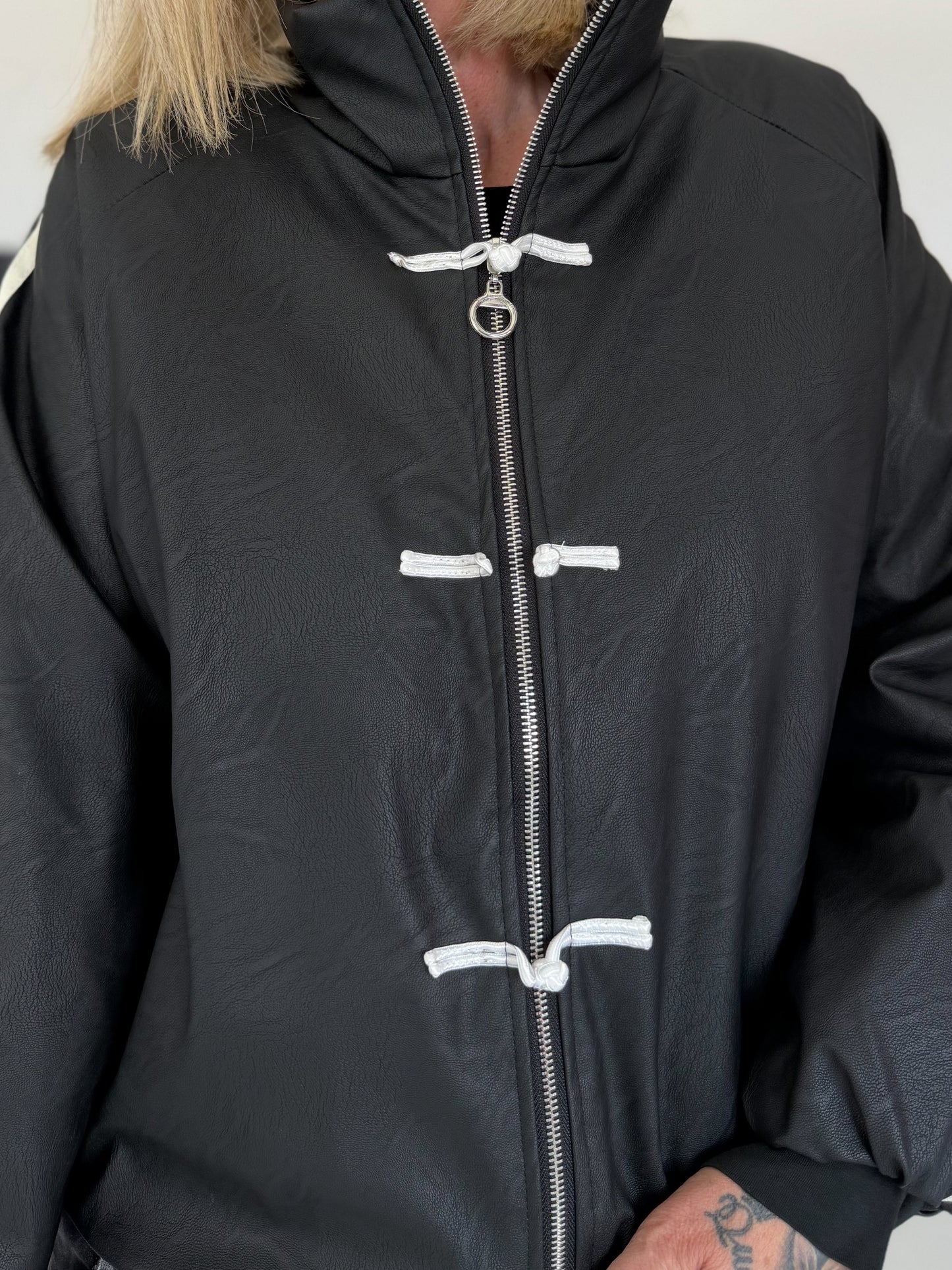 Bomberjacke in Lederoptik - schwarz