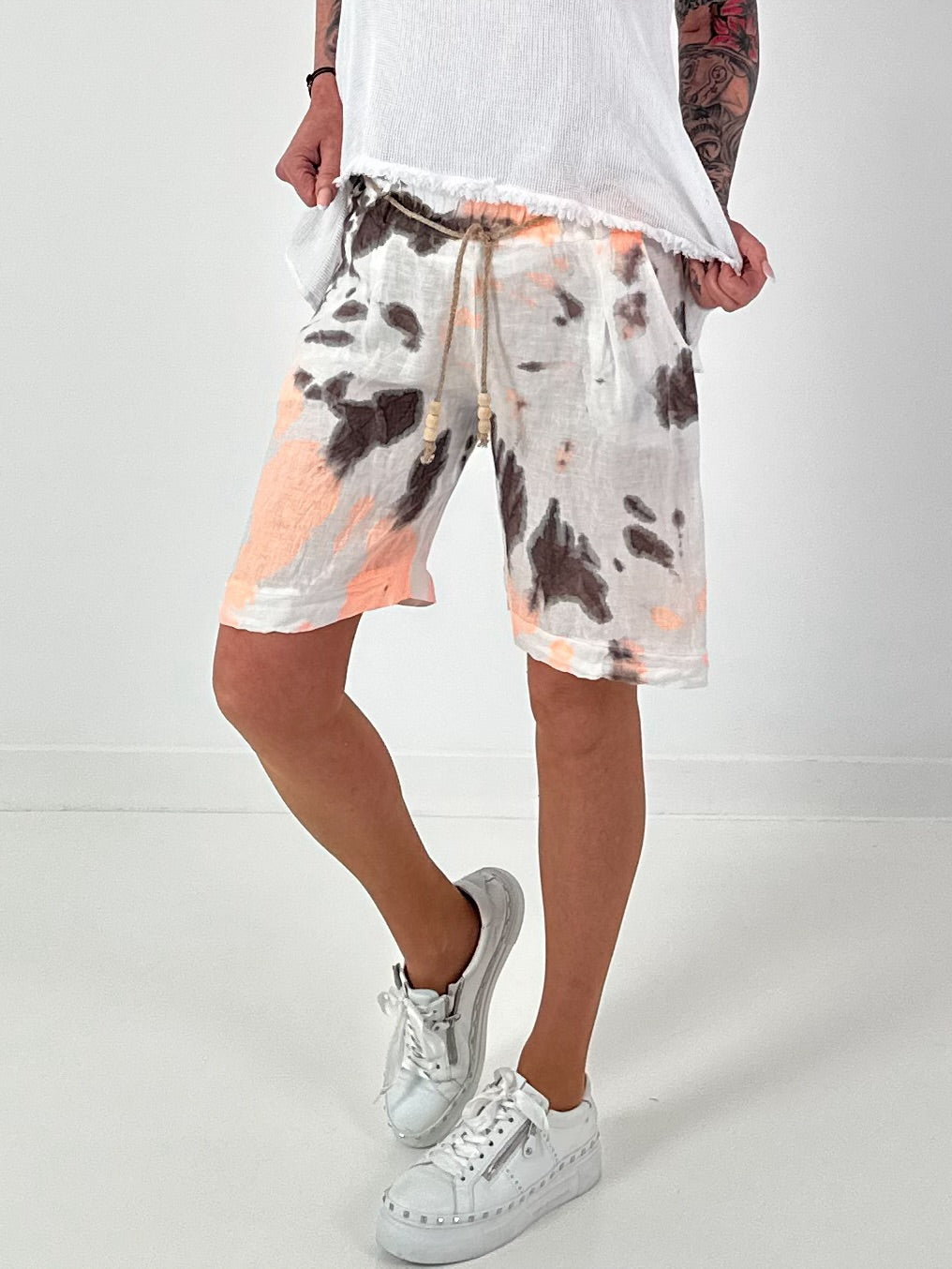 Leinen Short mit Batik Muster - weiss-neonorange-dunkelbraun