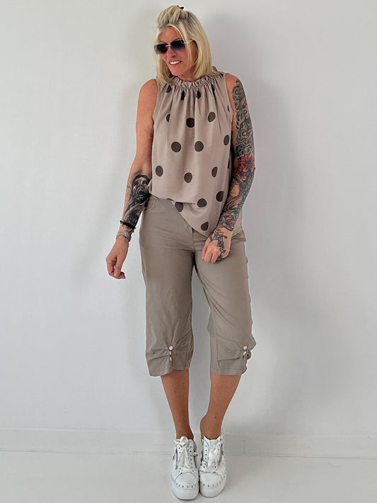 Tupfen Top mit Rüschenkragen - taupe