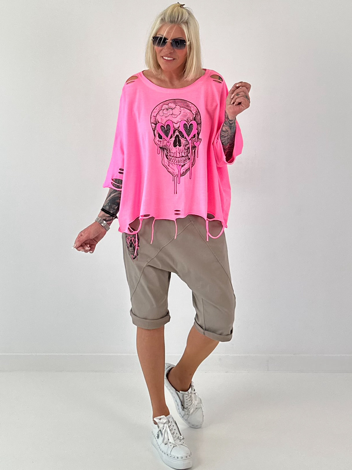 Oversized Shirt mit Cut Outs und Skull - neonpink
