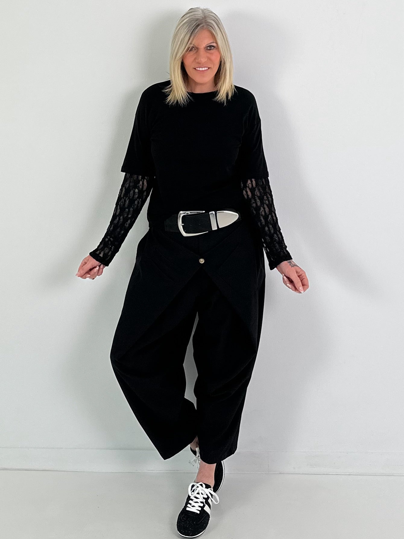 Shirt with lace sleeves - black