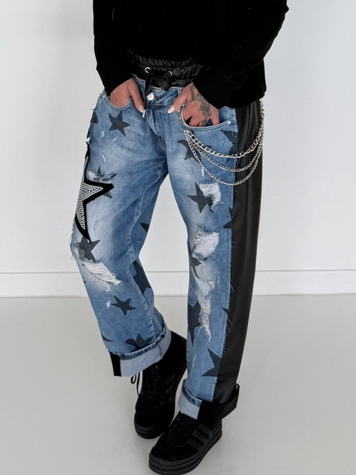 Boyfriend Jeans mit allover Sternen-Print und Ledereinsätzen - schwarz-denim
