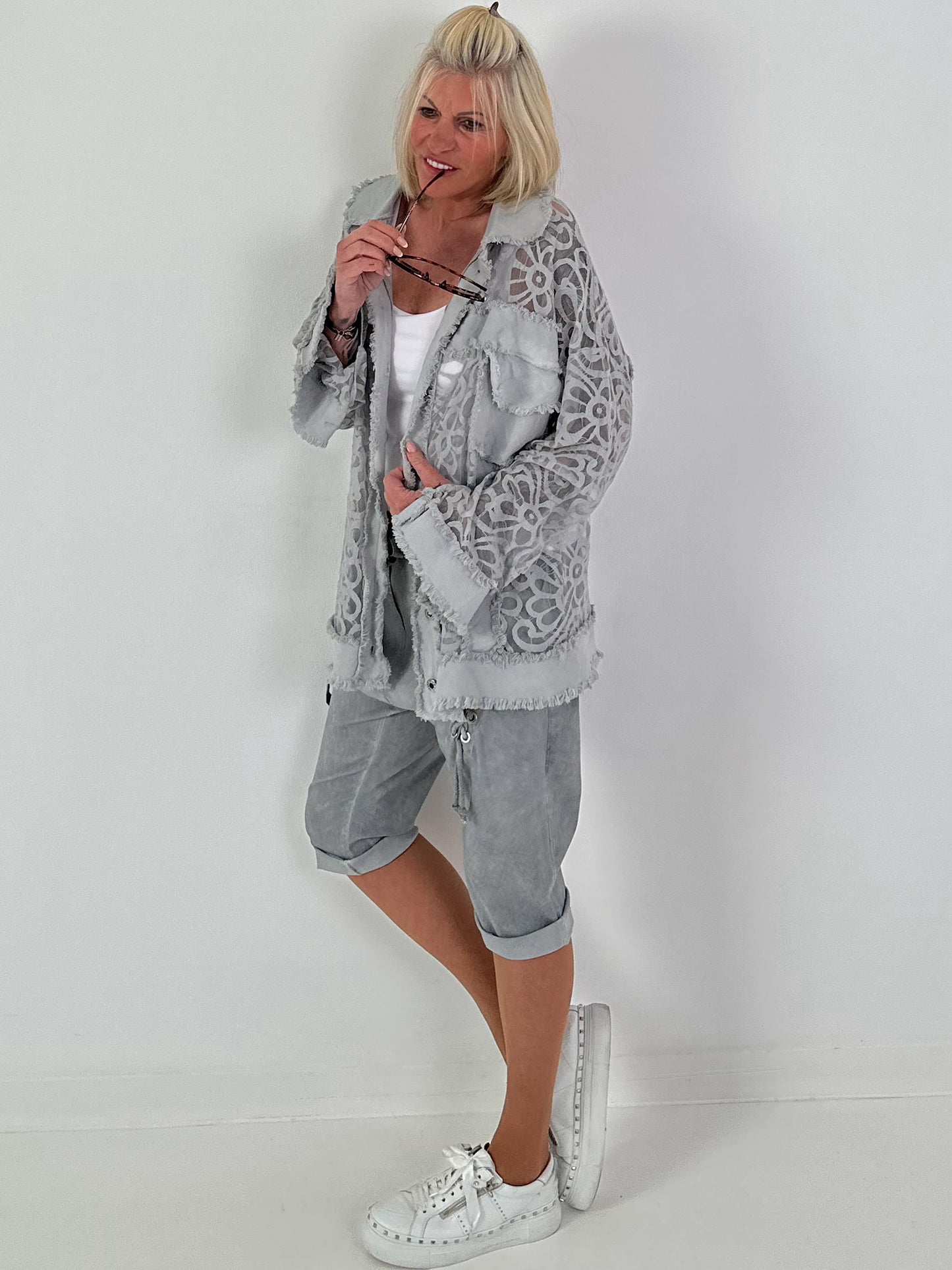 Jeansjacke mit floralem Netzeinsatz - grau ( lieferbar ab 26.05.26)