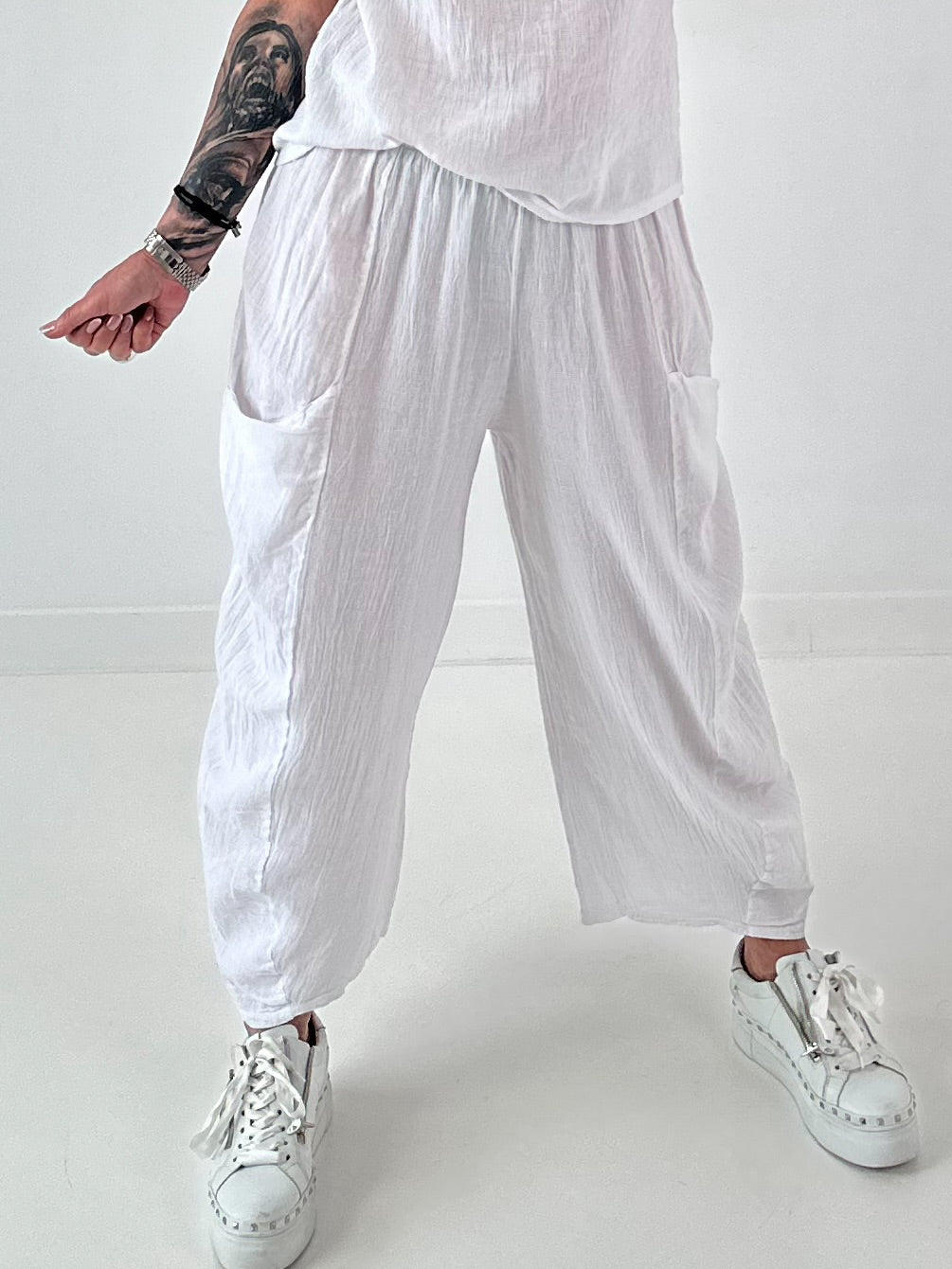 Grobe Hose im Materialmix mit großen Taschen - weiss