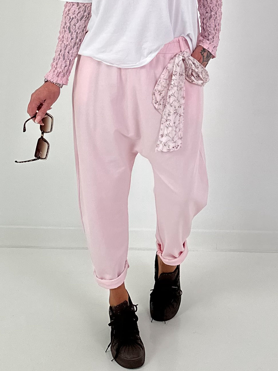Baggy pants with decorative scarf - pink
