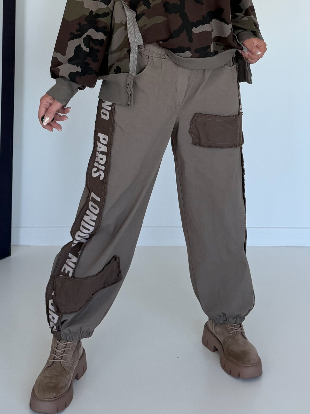 Hose mit City-Statement-Print - taupe