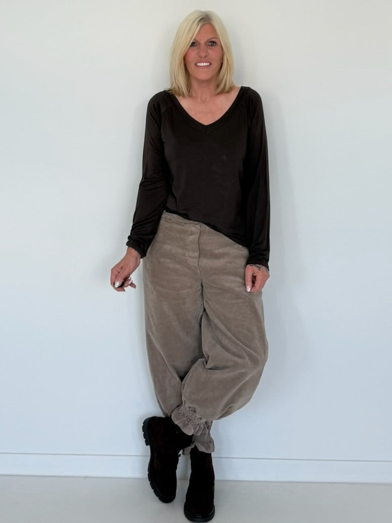 Basic Shirt mit V-Neck - mokka