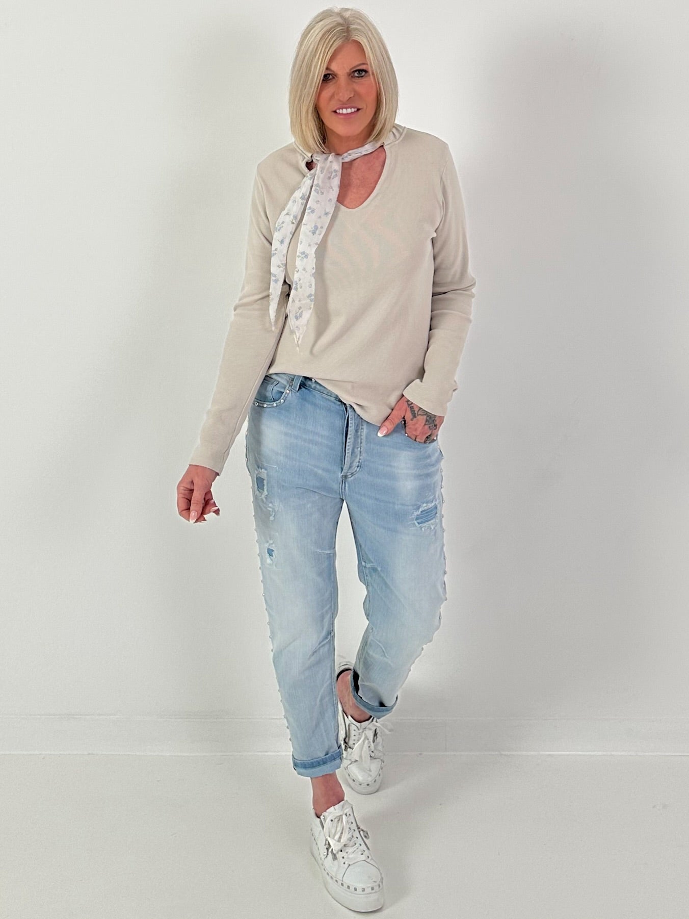 Boyfriend Jeans mit silbernen Nieten - light-denim