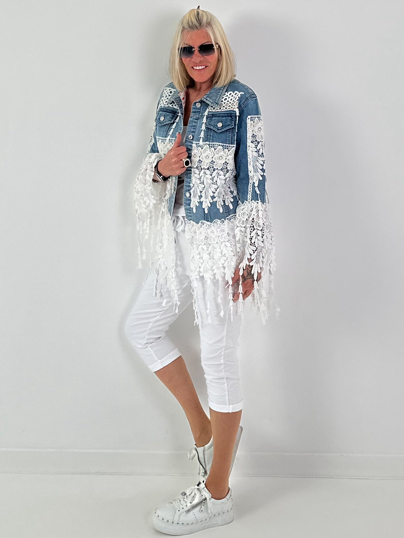 Boho Jeansjacke mit besonderen  Details - hellblau-weiss