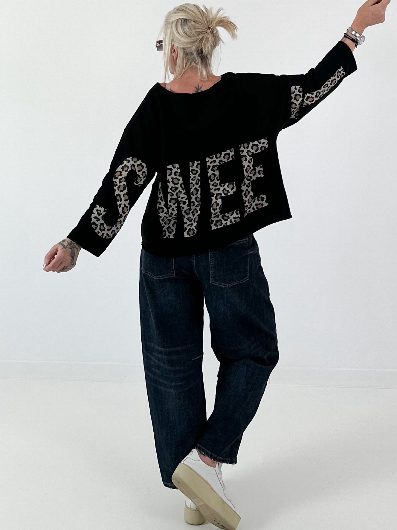 Sweatshirt SWEET mit Leo-Print - schwarz