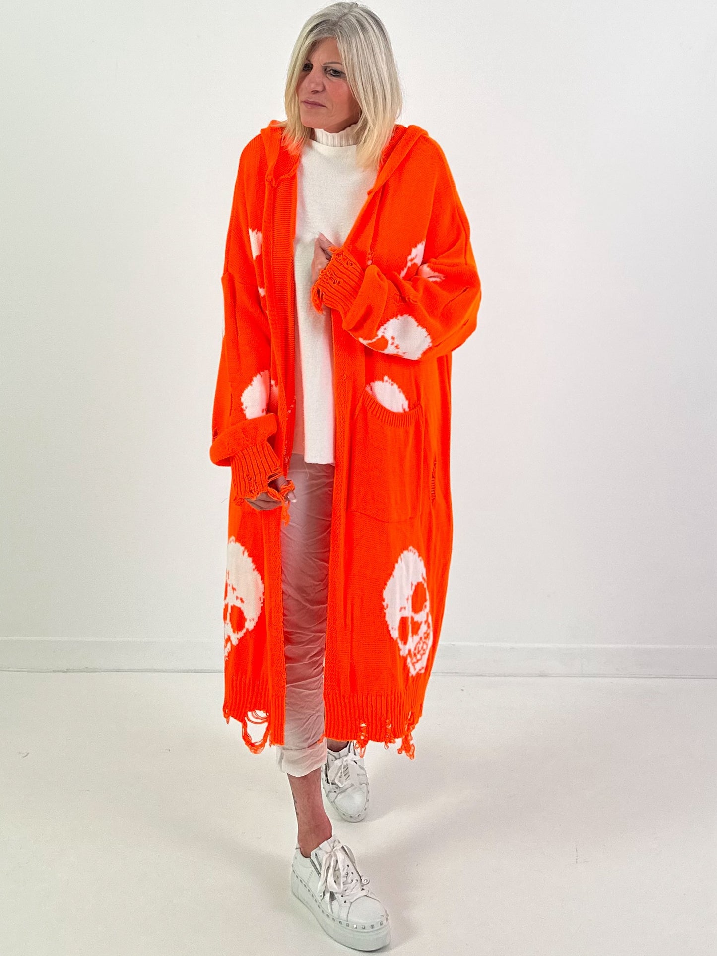 Oversized Strickmantel mit Kapuze Modell "Skull" - orange-weiss