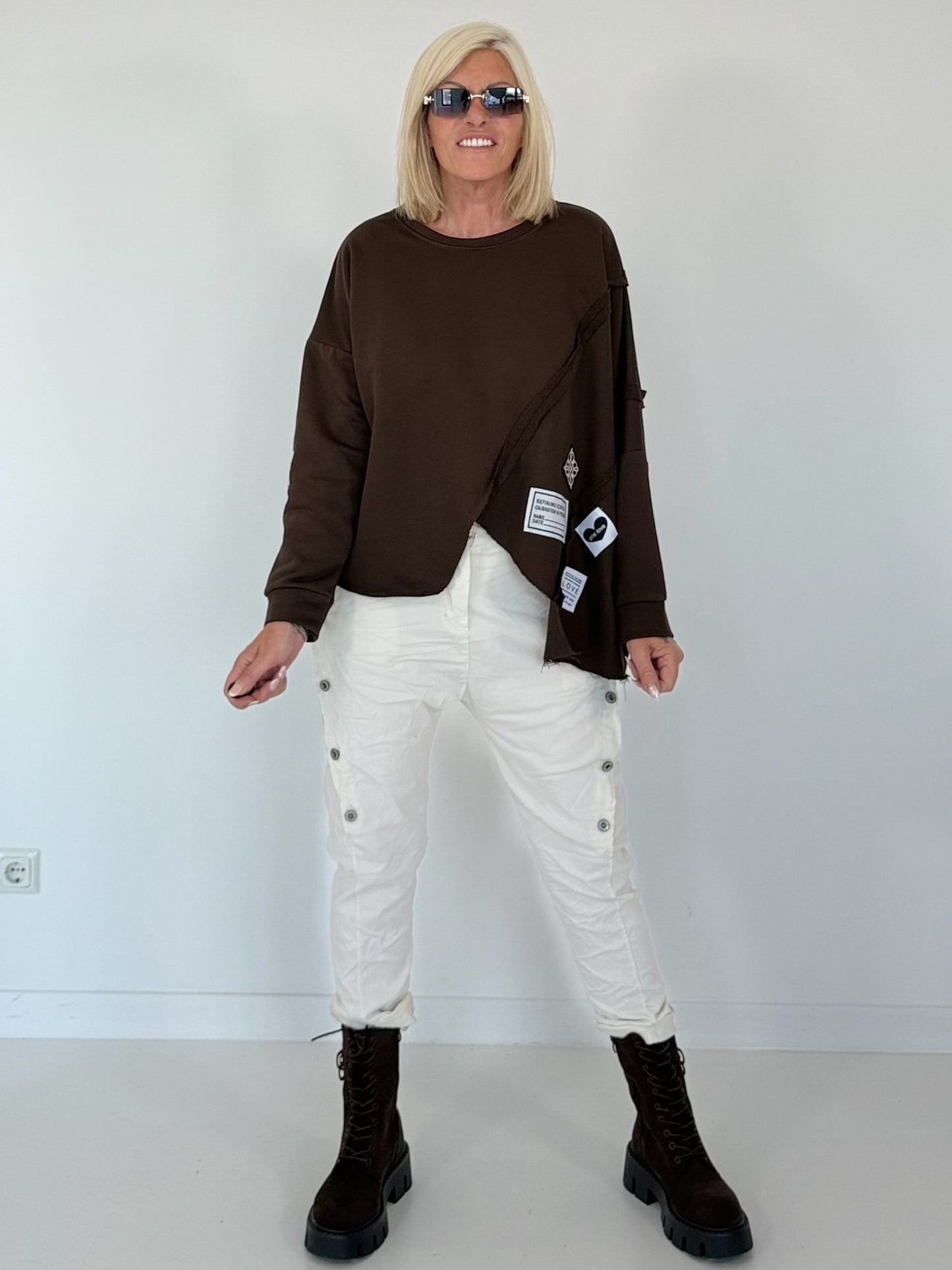 Sweater mit asymmetrischem Schnitt und Patches - mokka