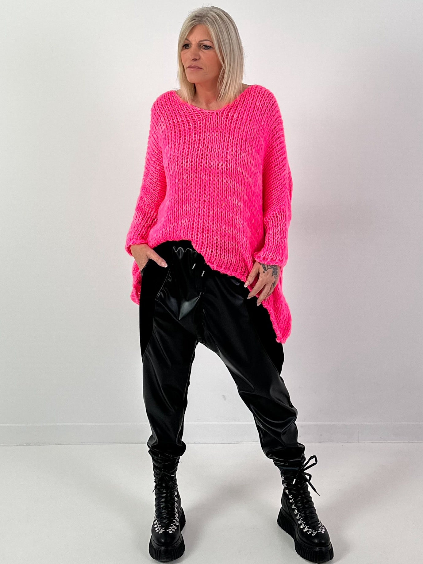 Grof gebreide trui model "Mellow Mix" - neonroze