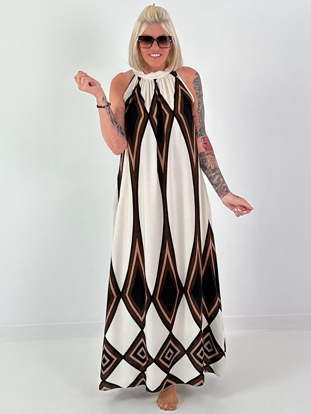 Neckholder Kleid mit All-Over Muster - ecru-braun-mehrfarbig