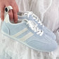 Sneaker mit Steinchen - hellblau
