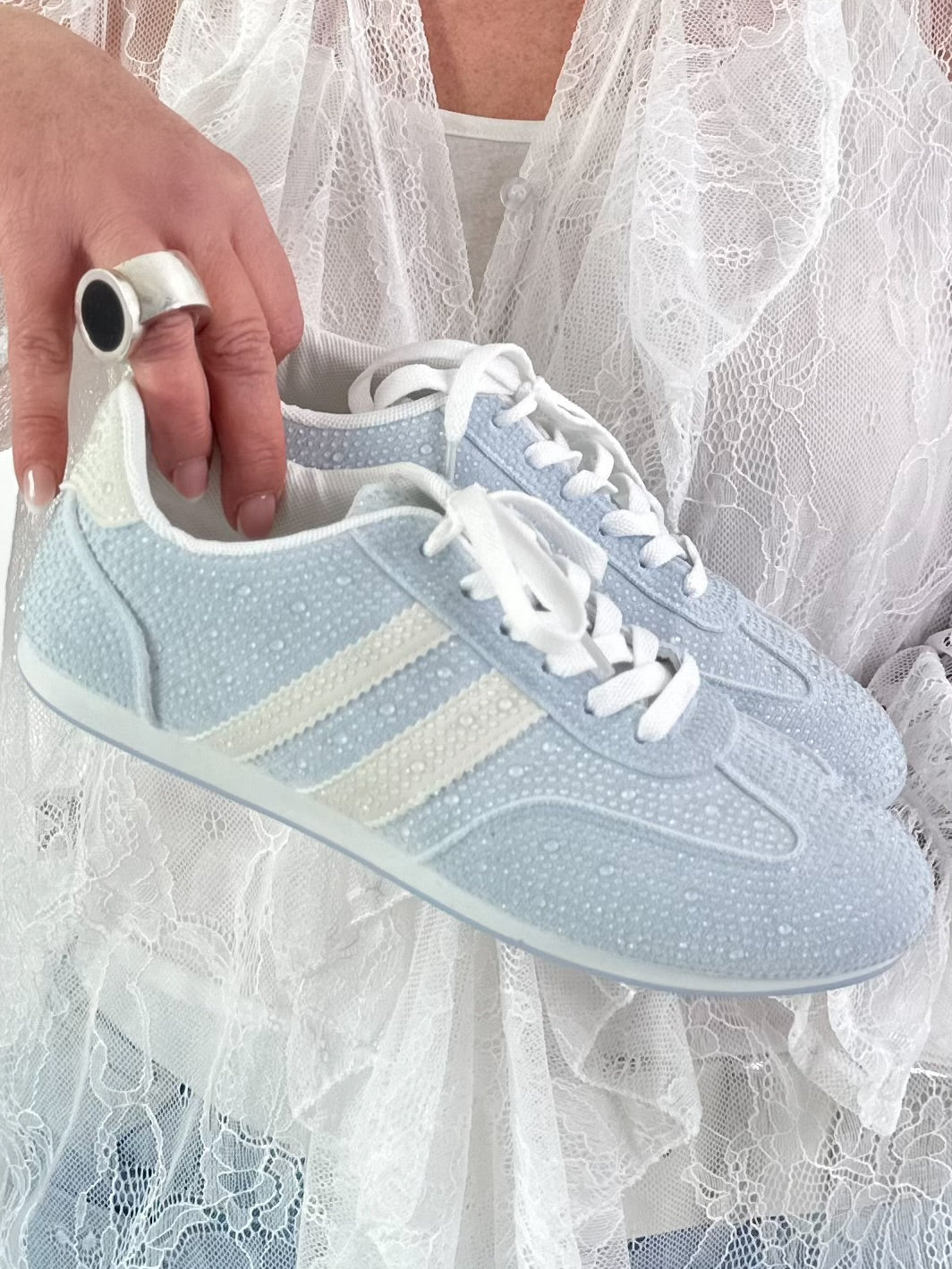 Sneaker mit Steinchen - hellblau