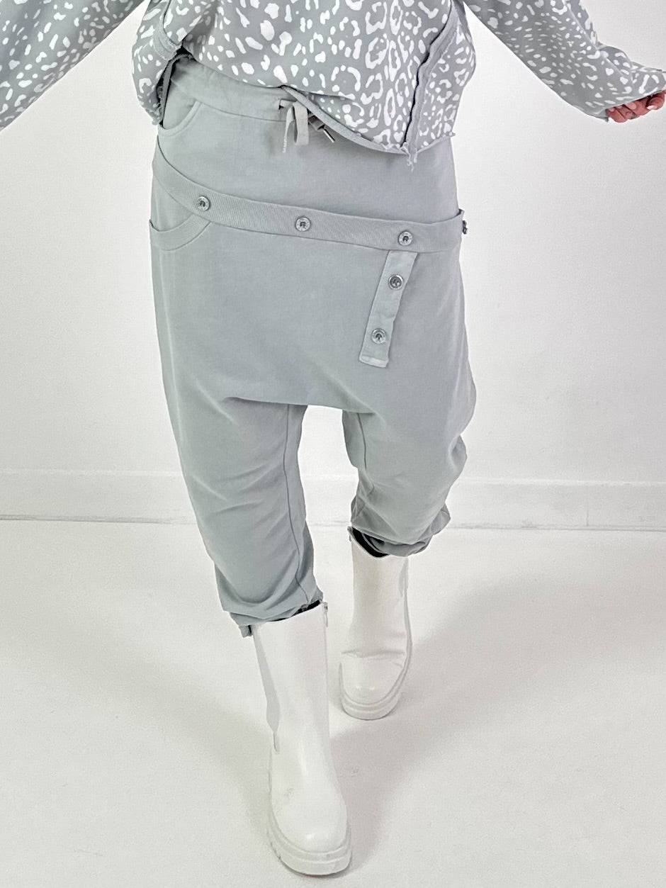 Baggy Hose Modell "Button-Belt" - hellgrau ( lieferbar ab ca. 12.12.25)