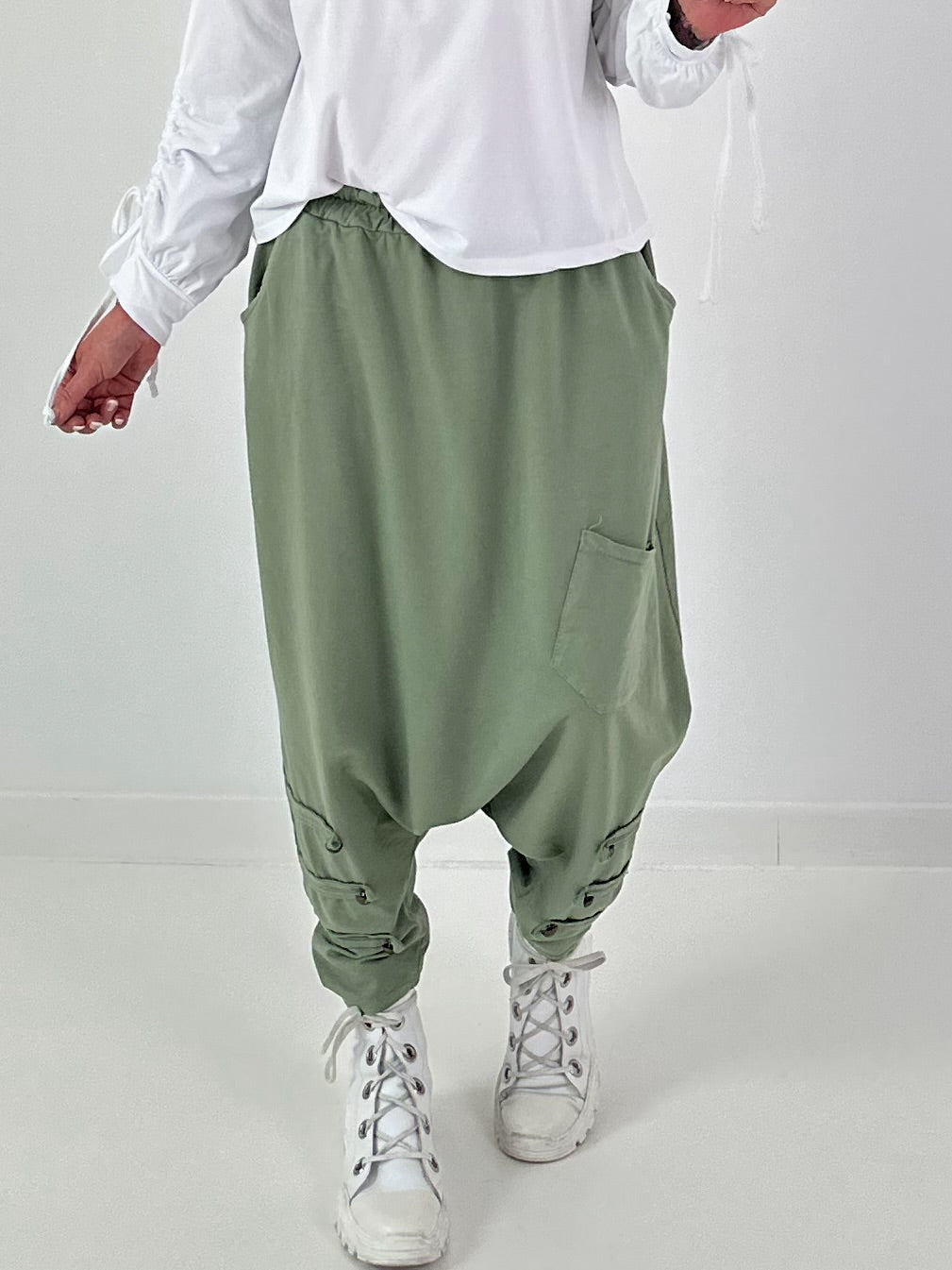 Haremhose mit Knopfdetails - oliv