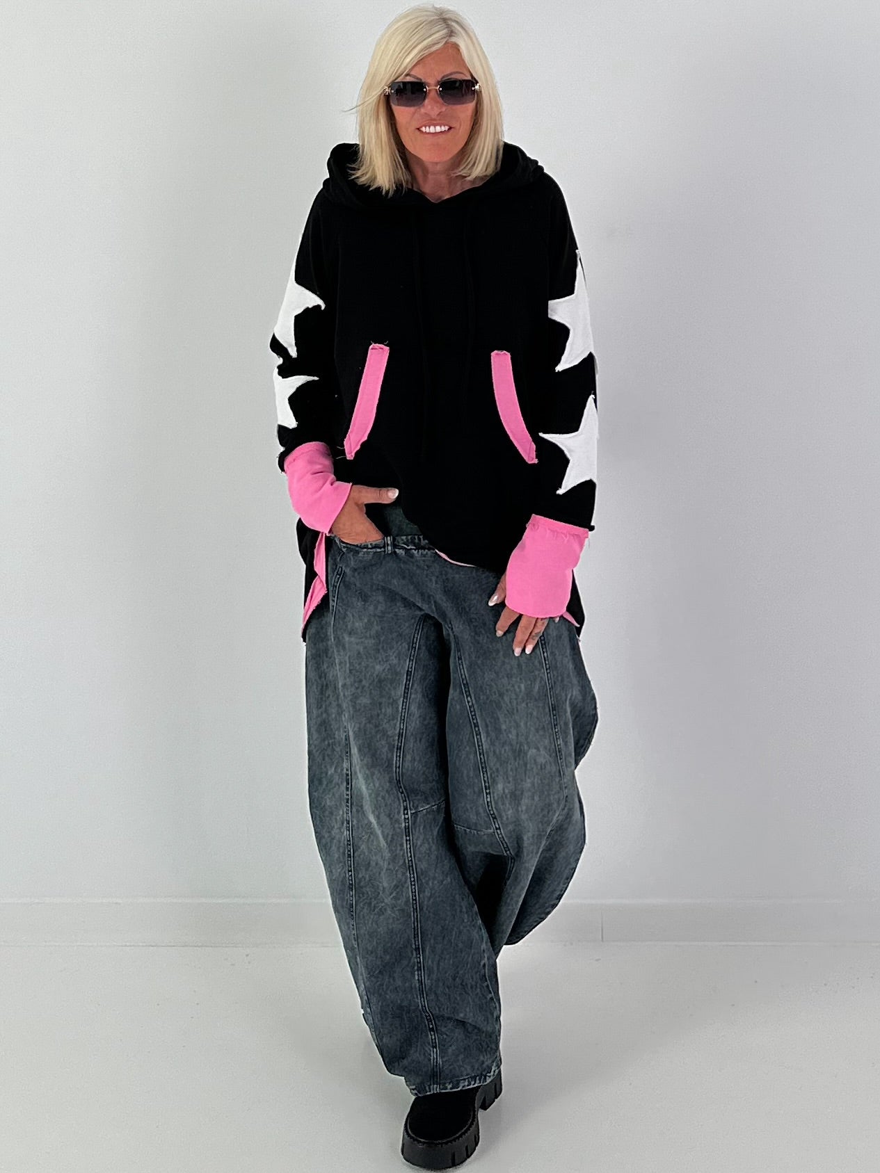 Casual long hoodie with thumbhole and trendy star elements - black