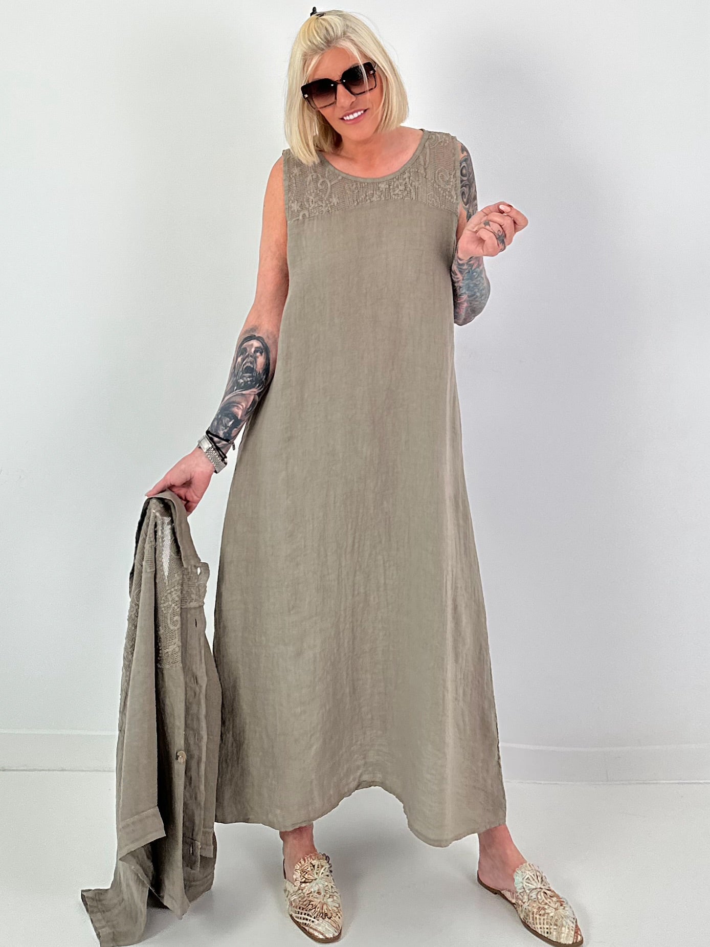 Mouwelose linnen jurk met haakwerk - taupe