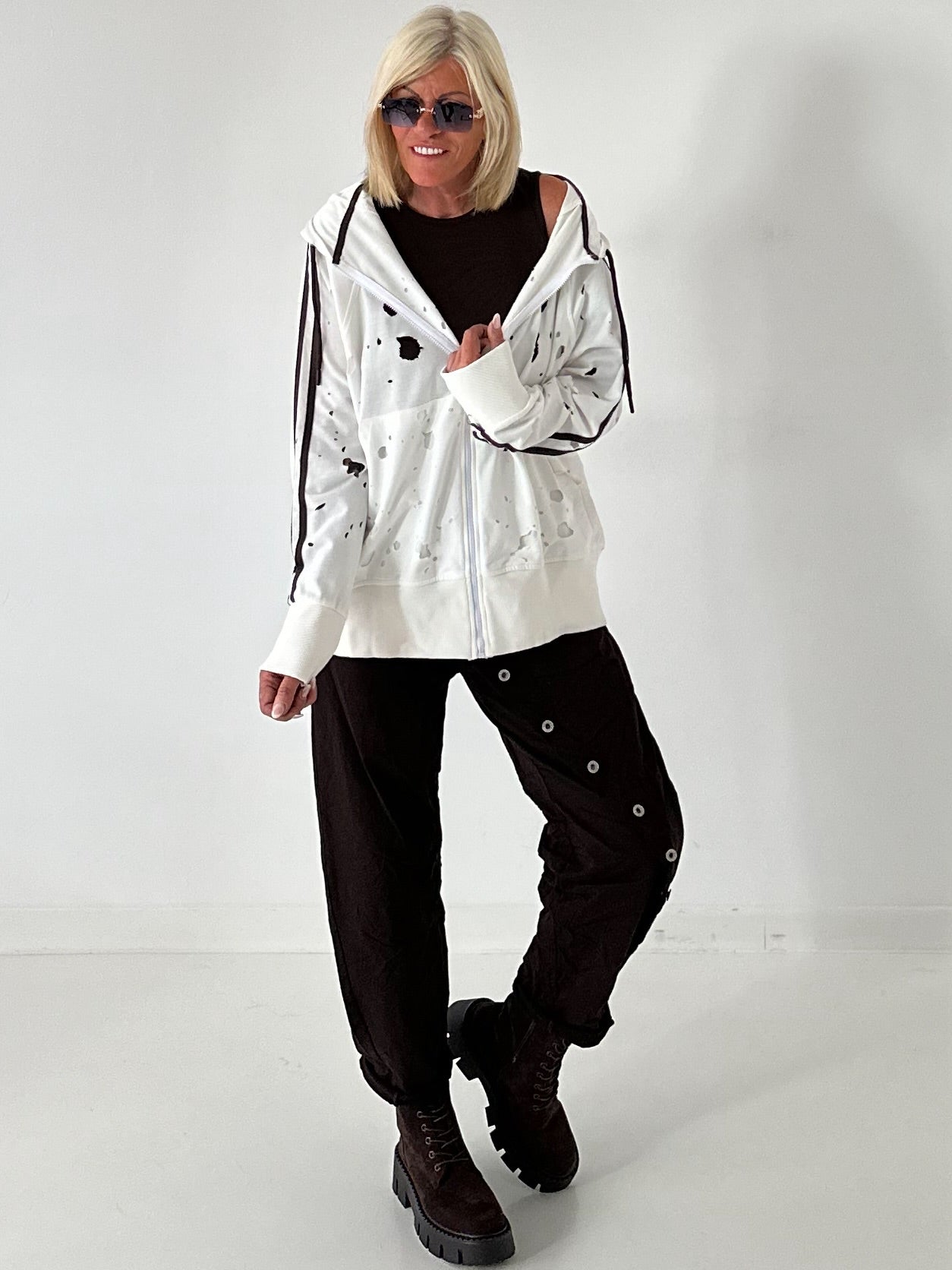Stylische Sweatshirt Jacke mit großem Rückenpatch Dog - weiss