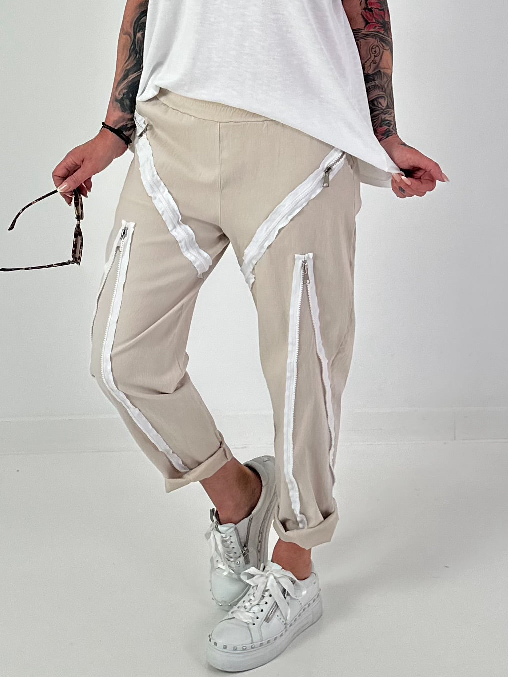 Trousers with zipper details - beige