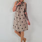 Tupfen Kleid mit Rüschenkragen - taupe