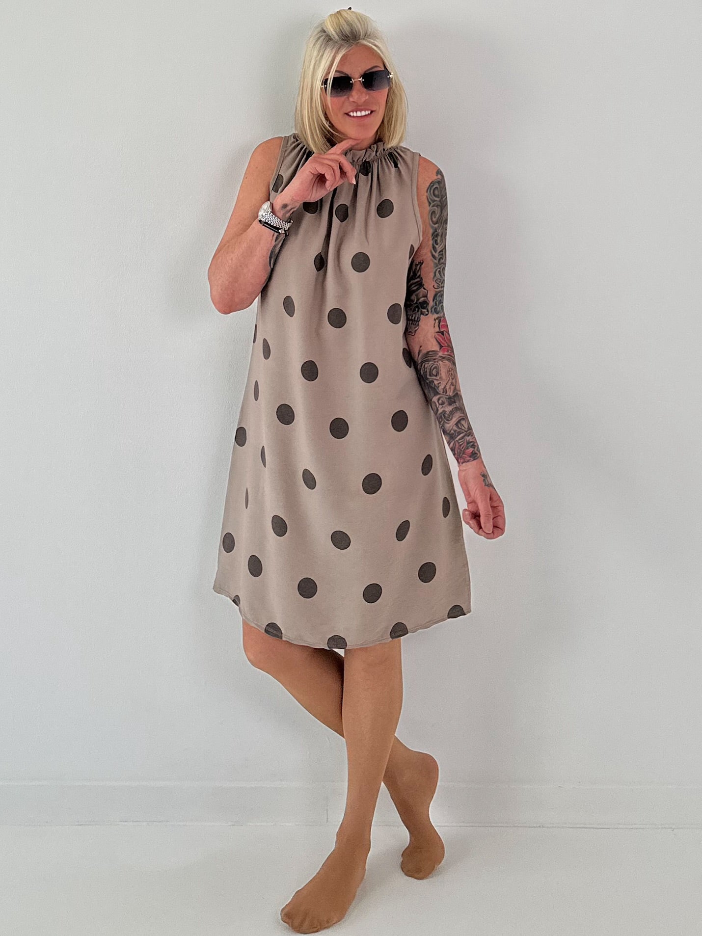 Tupfen Kleid mit Rüschenkragen - taupe