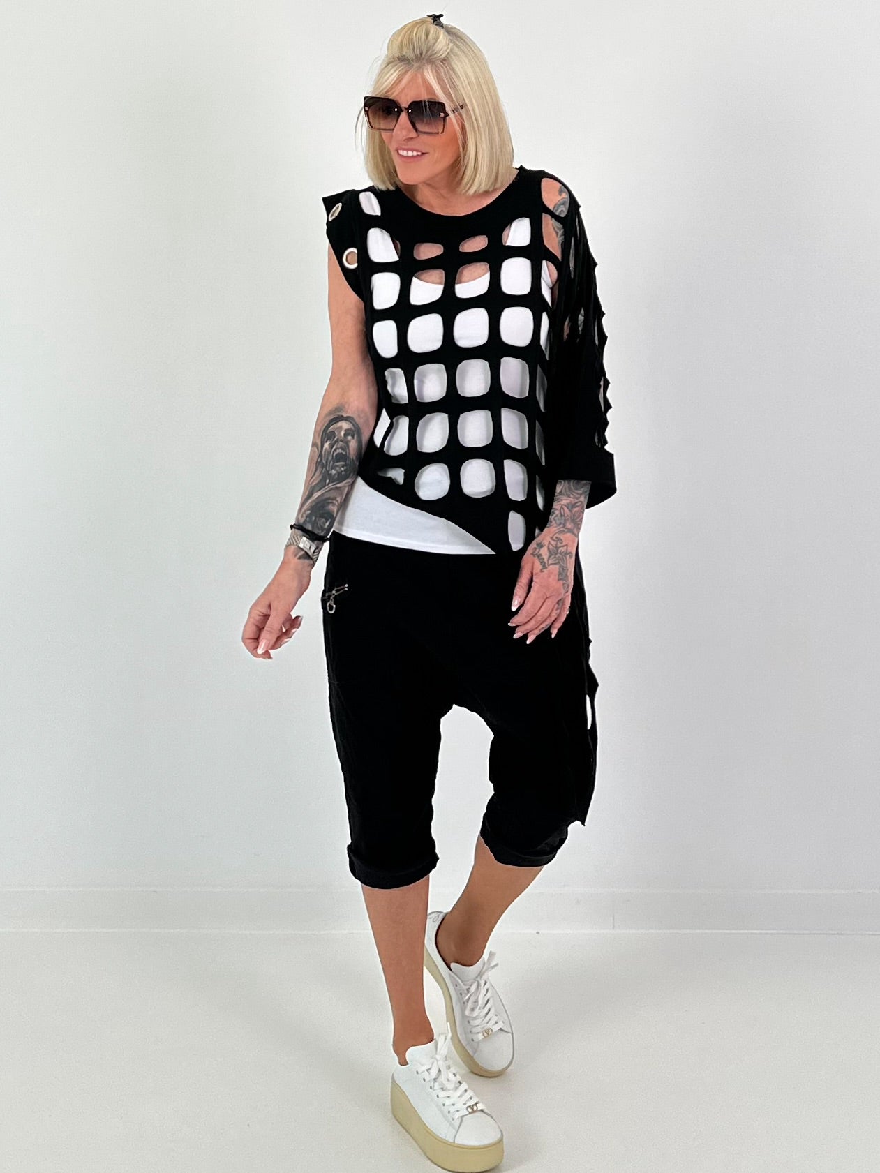 Shirt mit All-Over Cut-Outs und Ösen - schwarz ( lieferbar ab 11.05.26)