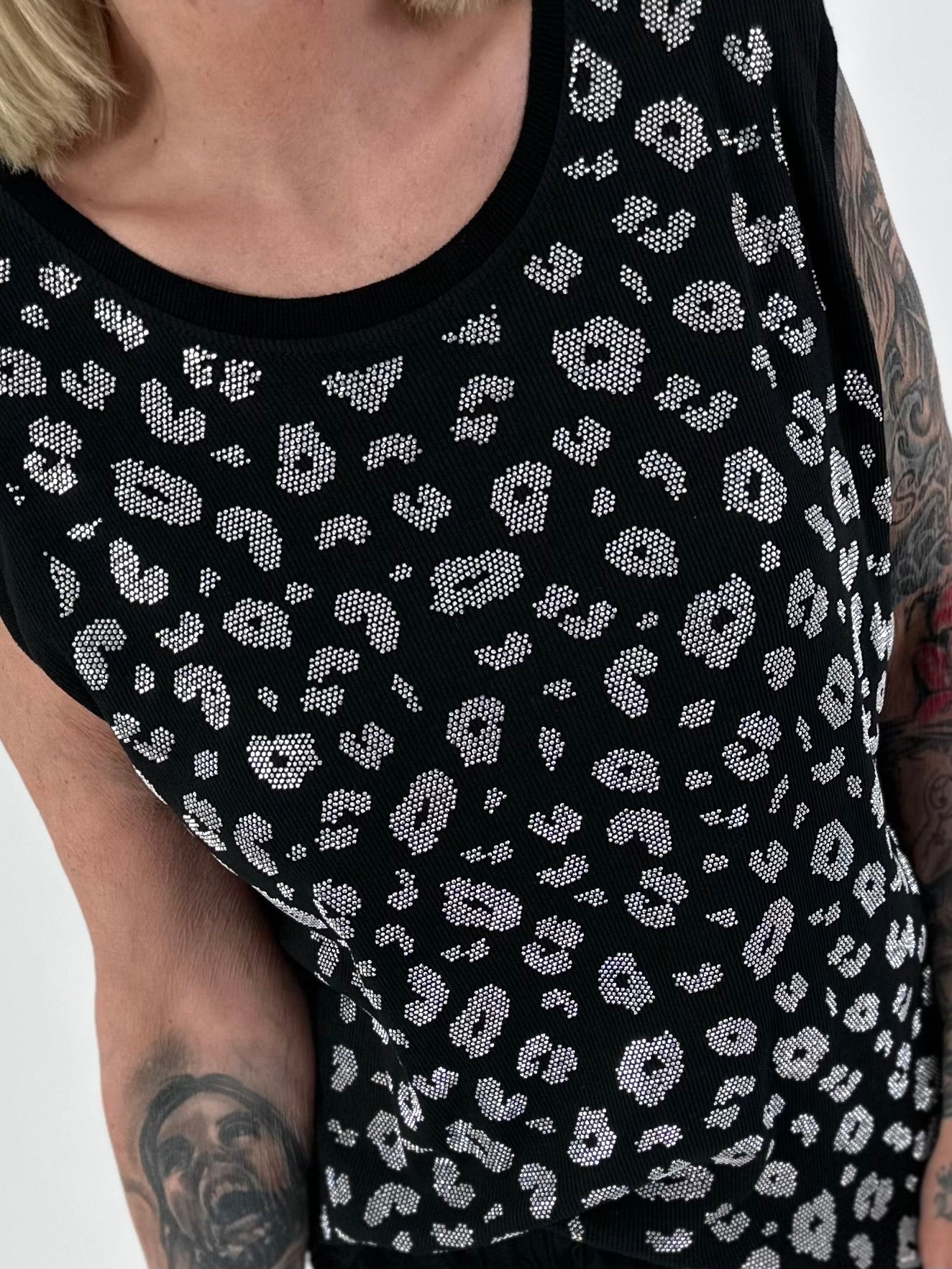 Ripp Top mit Glitzer Leo - schwarz