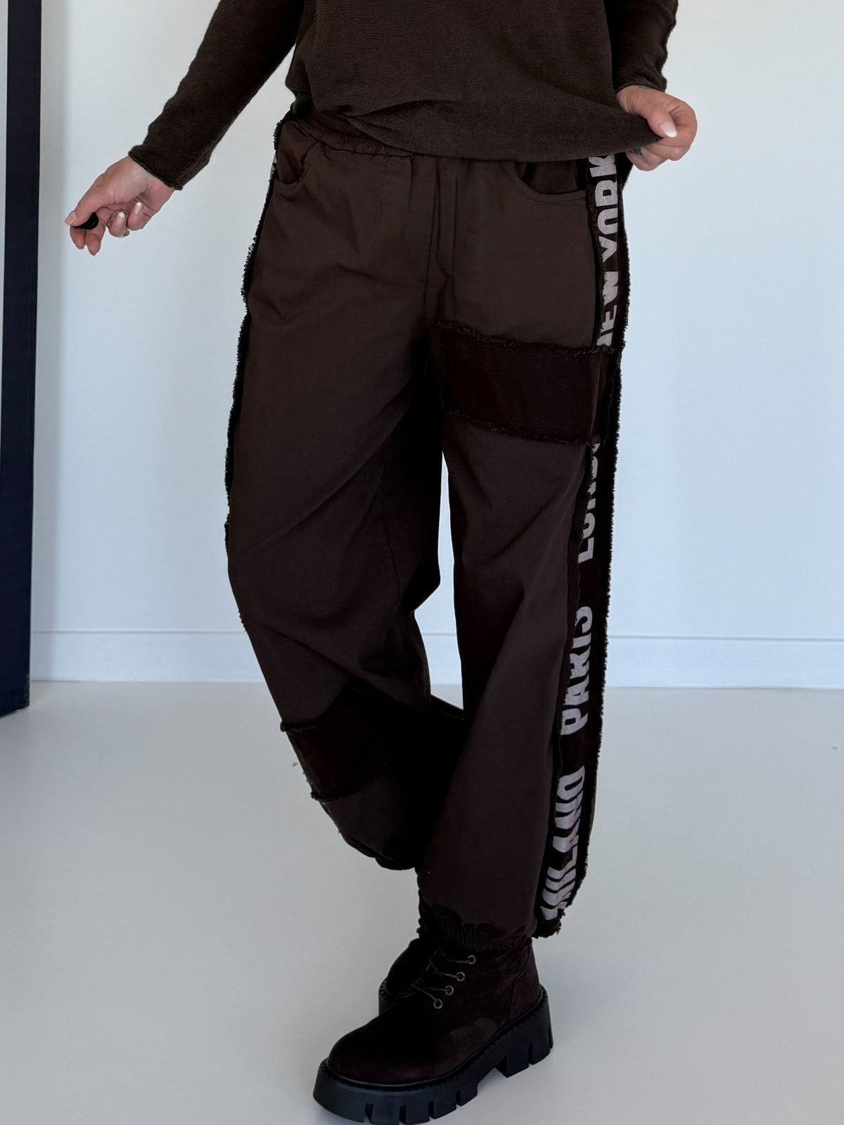 Hose mit City-Statement-Print - mokka