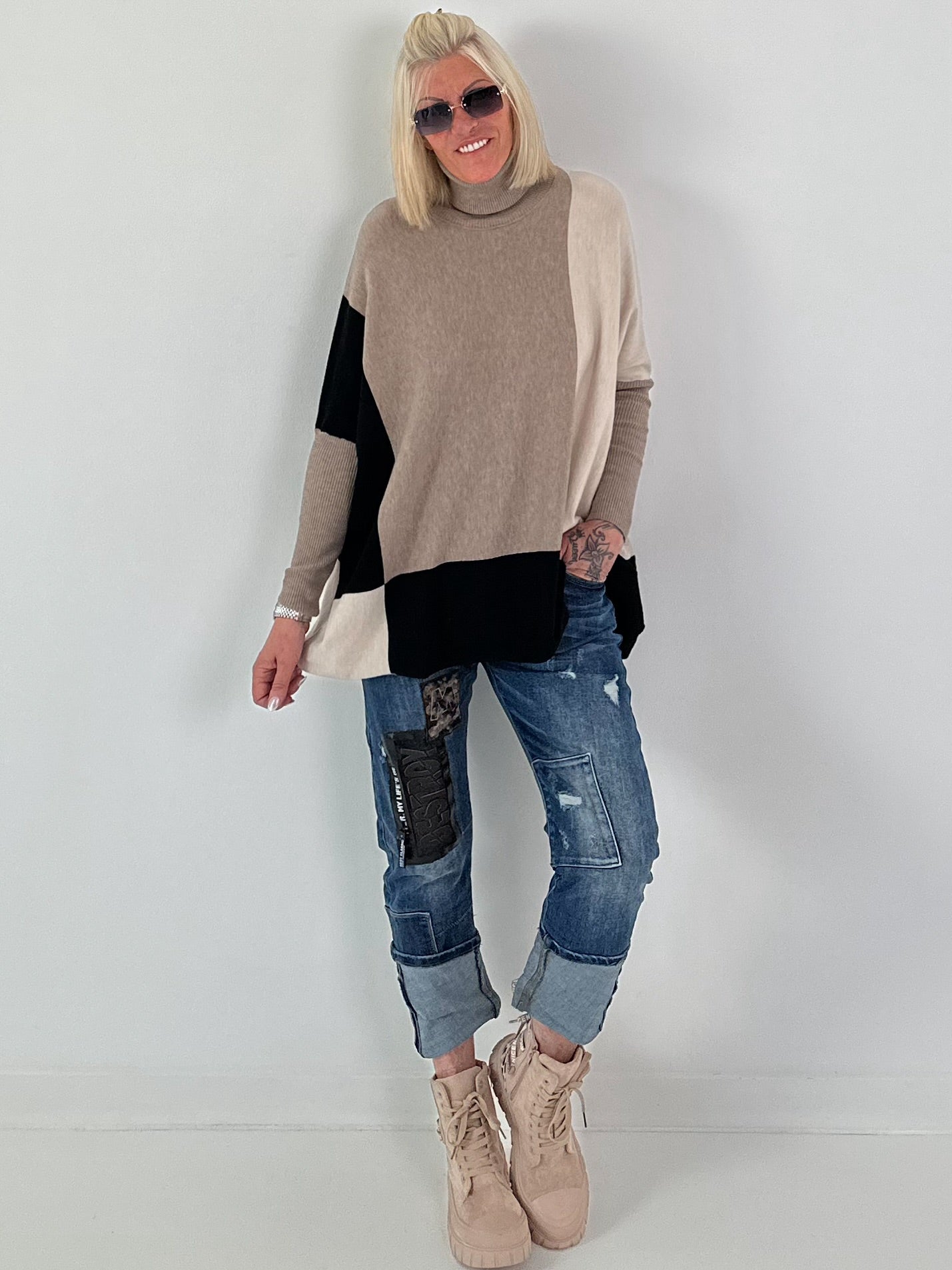 Oversized fijngebreide trui met stulpzakken – beige-taupe-zwart