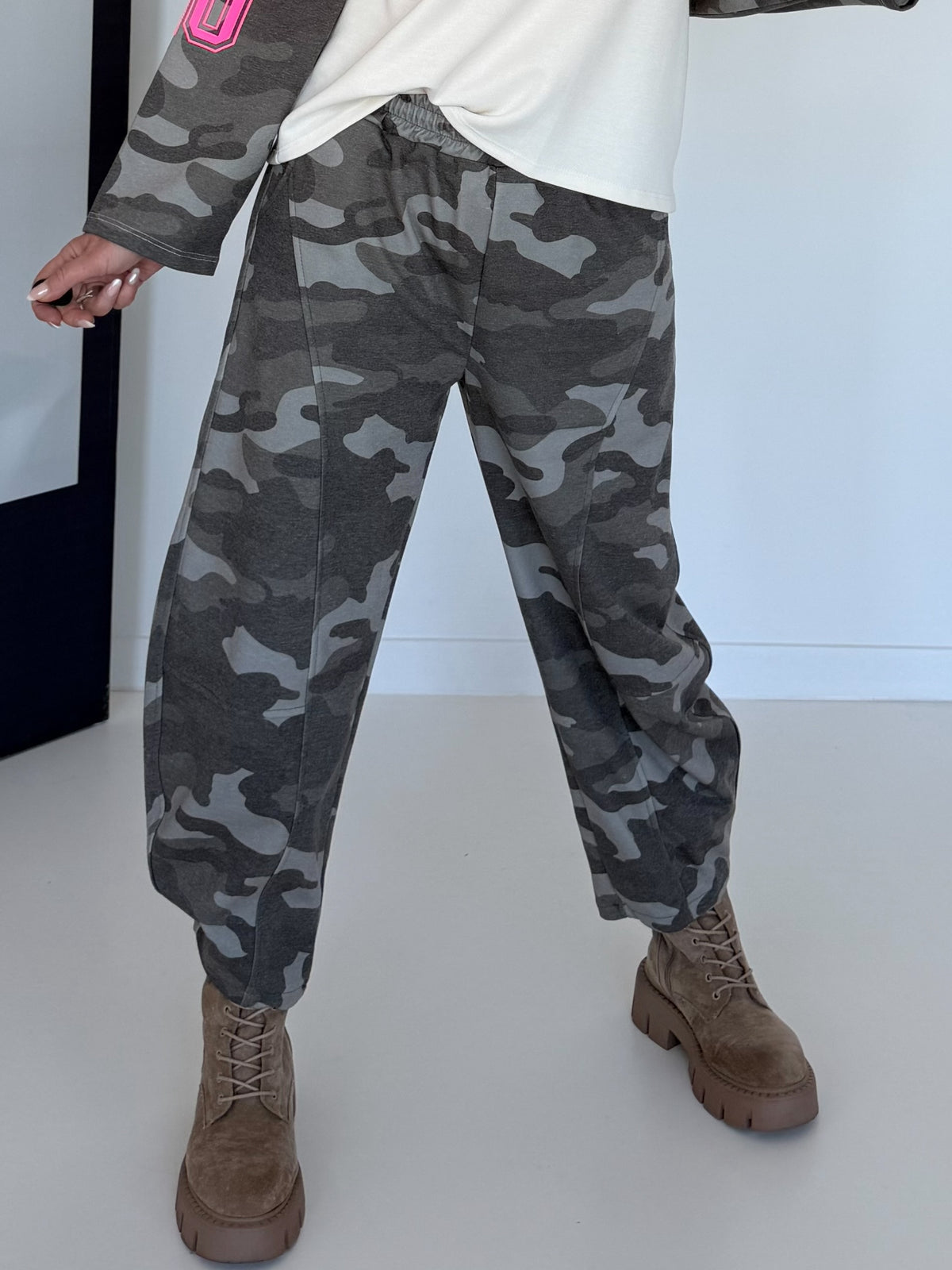 Sweatpants with camouflage print - taupe-multicoloured