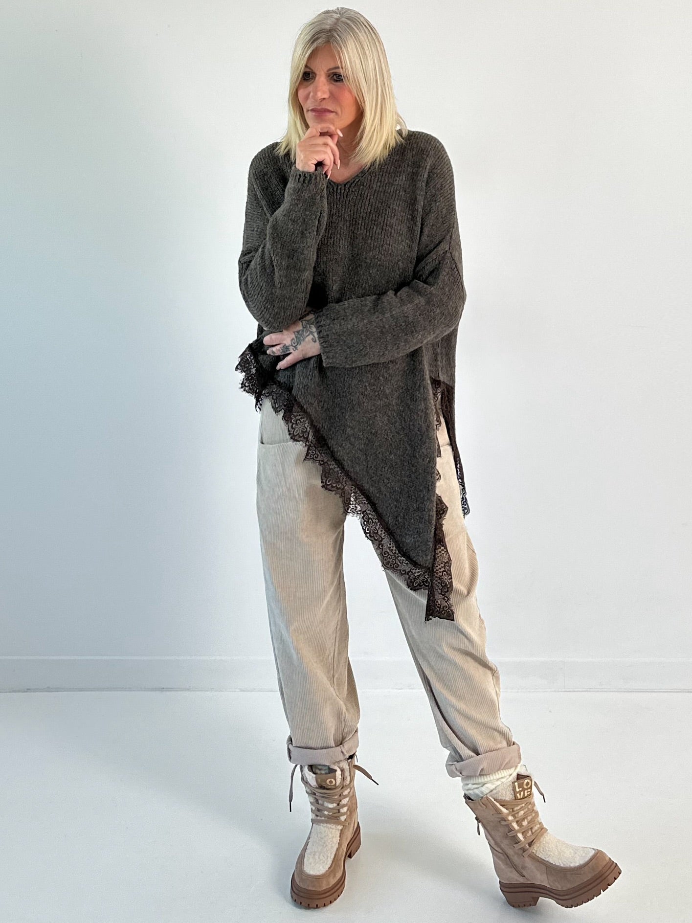 Asymmetrische trui model "Lace Dream" - bruin