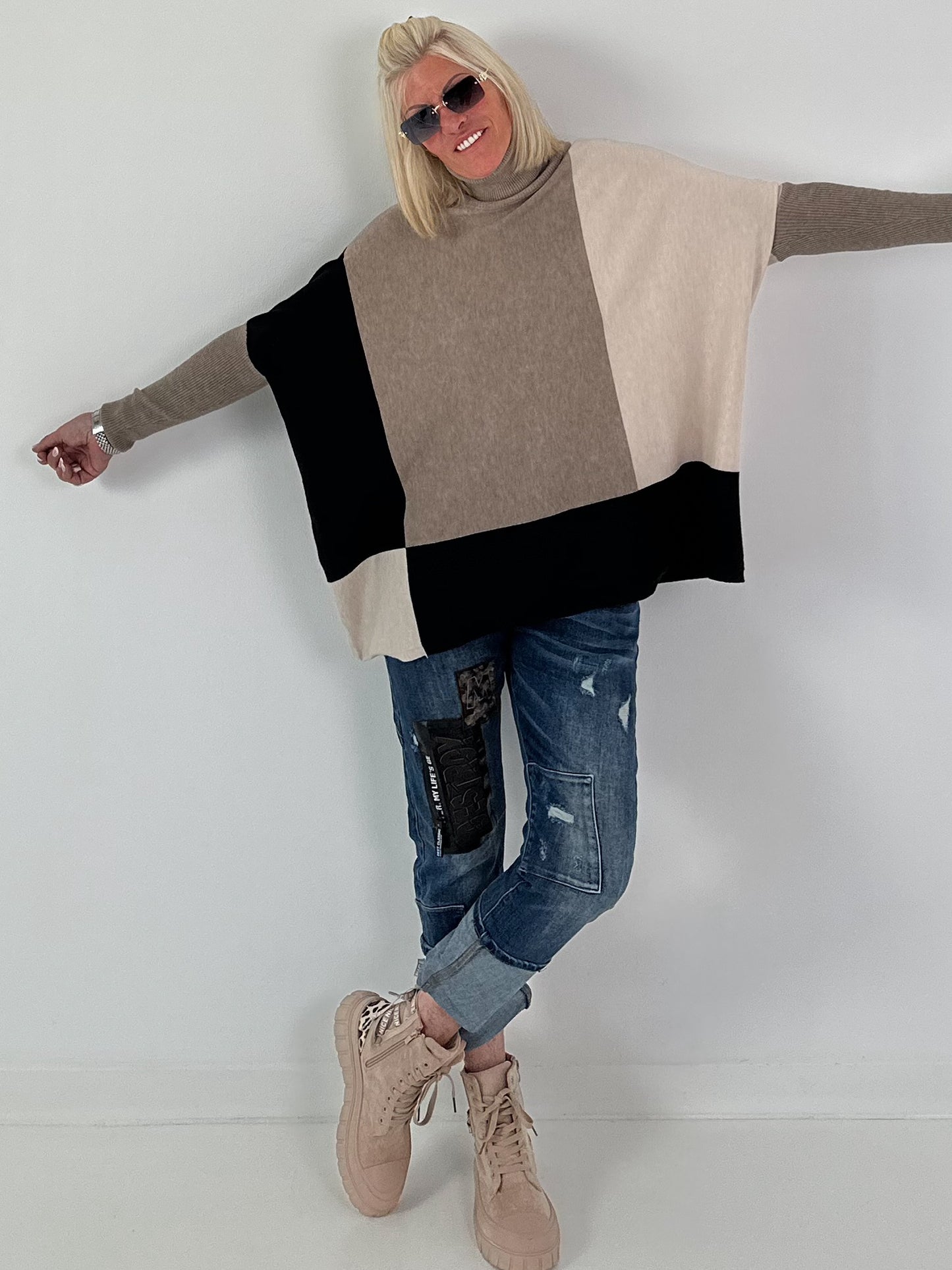 Oversized fijngebreide trui met stulpzakken – beige-taupe-zwart