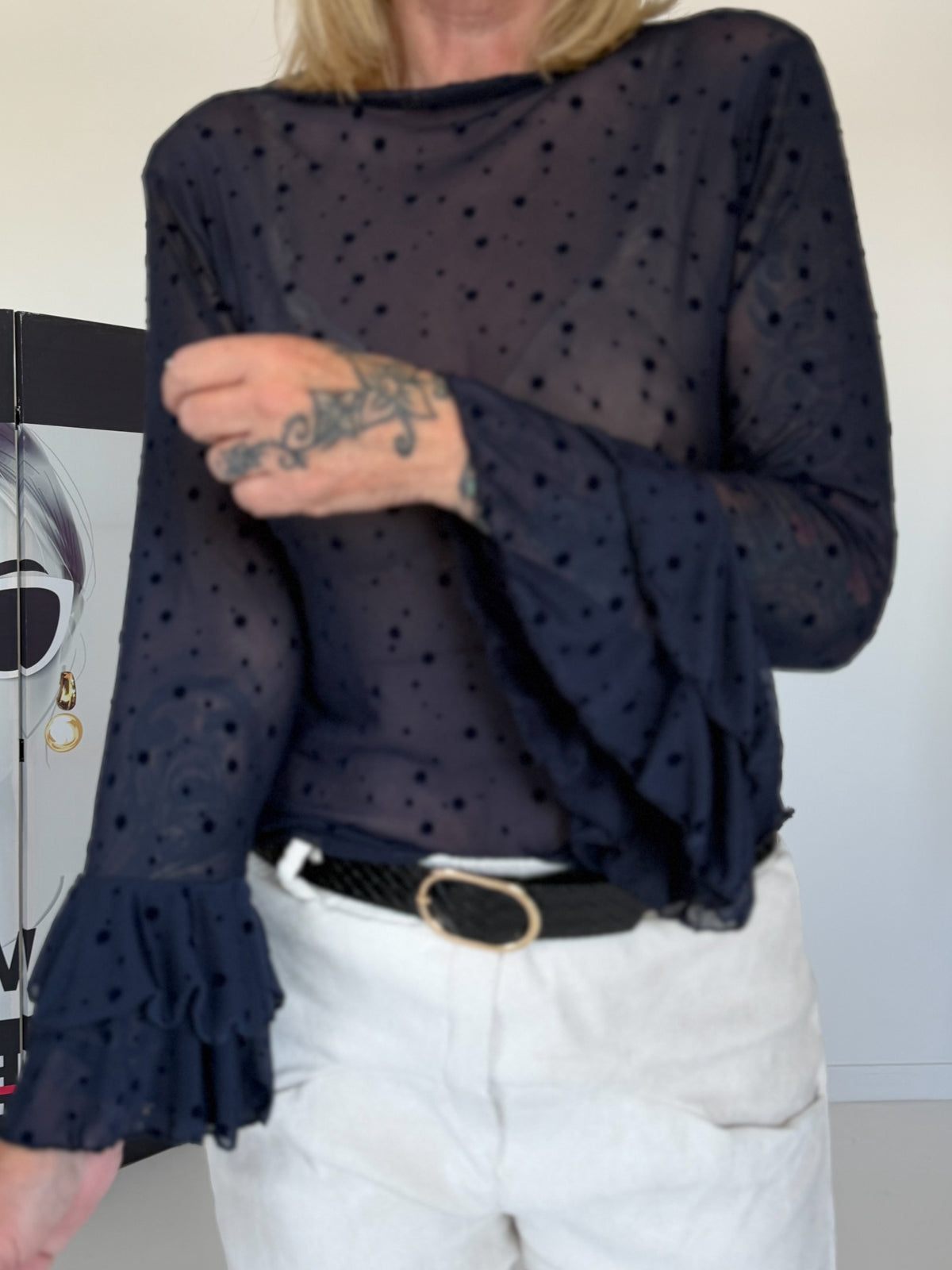 Mesh Shirt mit Punkten und Volantärmeln - marine