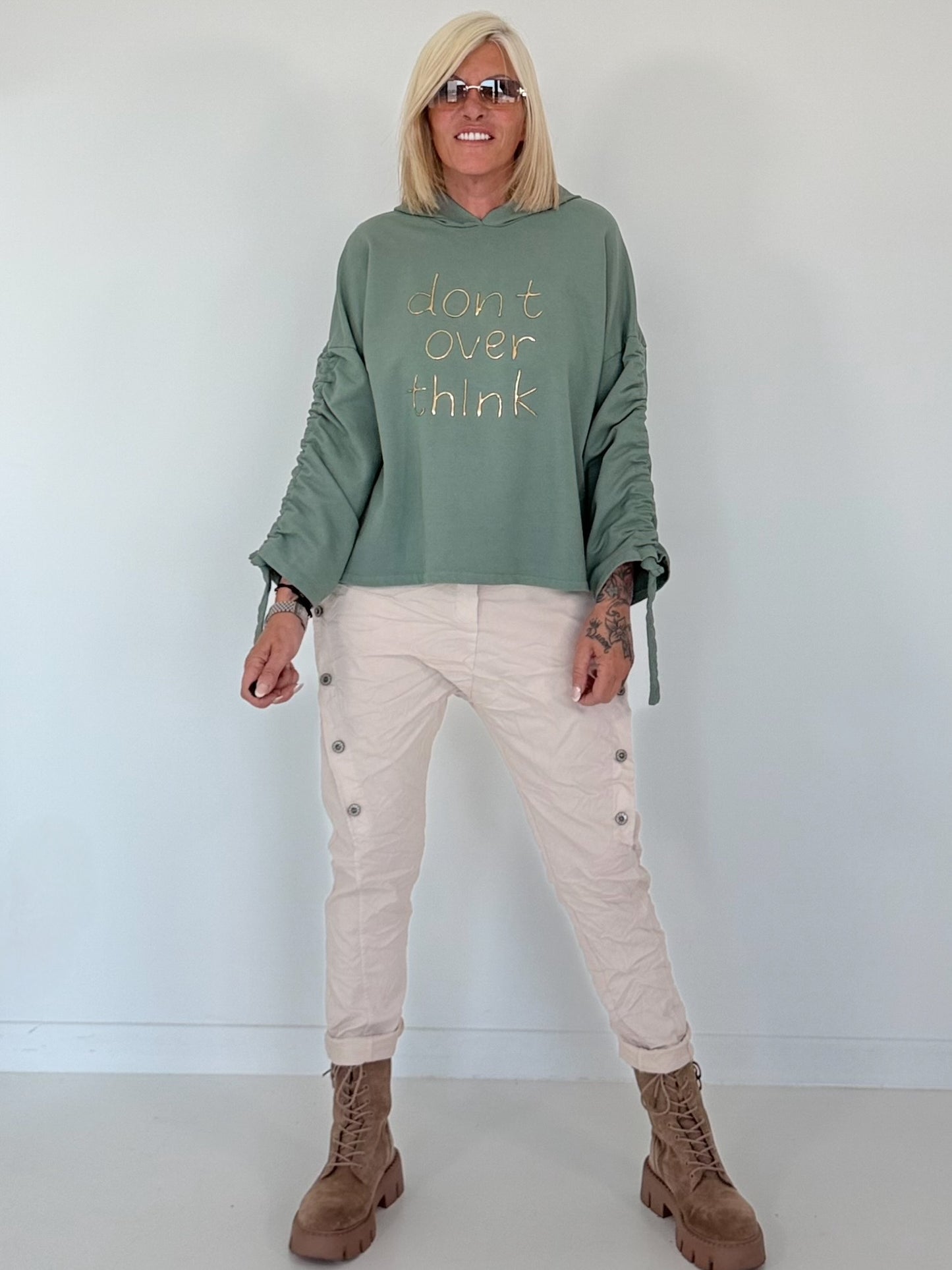 Hose mit elastischem Bund und seitlichen Knopfleisten - beige