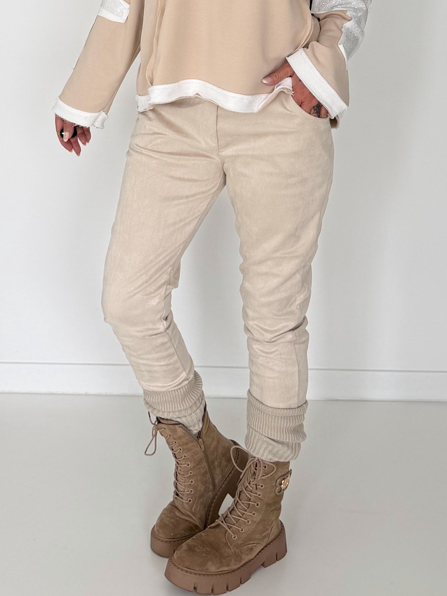 Hose in Wildlederoptik mit elastischem Bund - beige ( lieferbar ab ca. 13.09.26)
