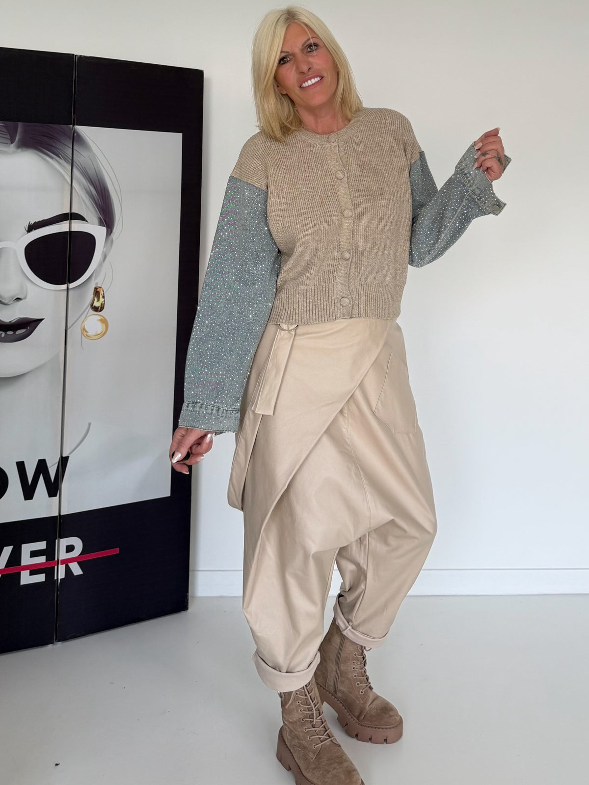 Strickjacke mit strassbesetzten Denim-Ärmeln - beige-denim